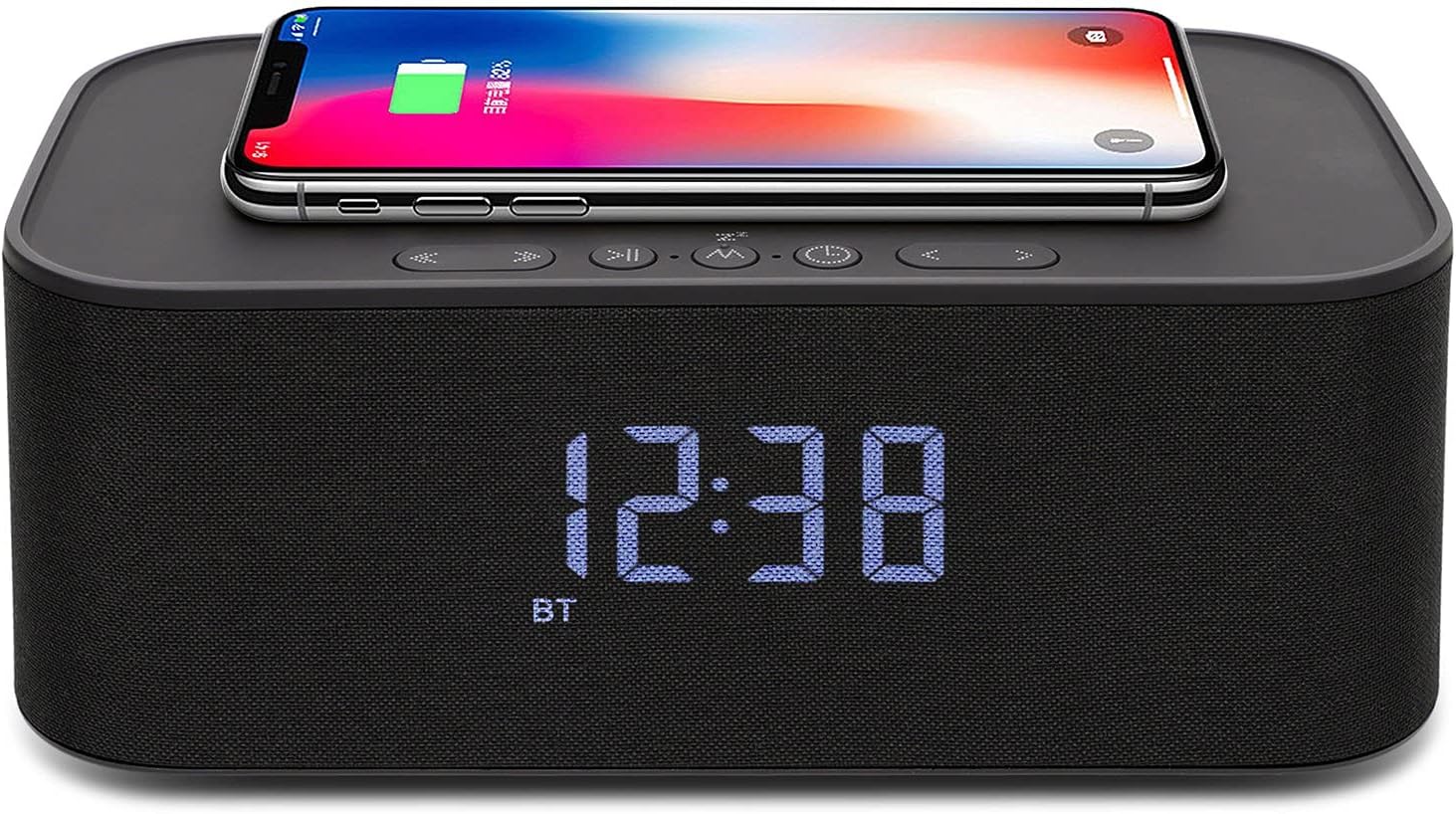 Prozkoumejte reproduktor Scientific BCC1001 s chytrým telefonem umístěným nahoře pro bezdrátové nabíjení