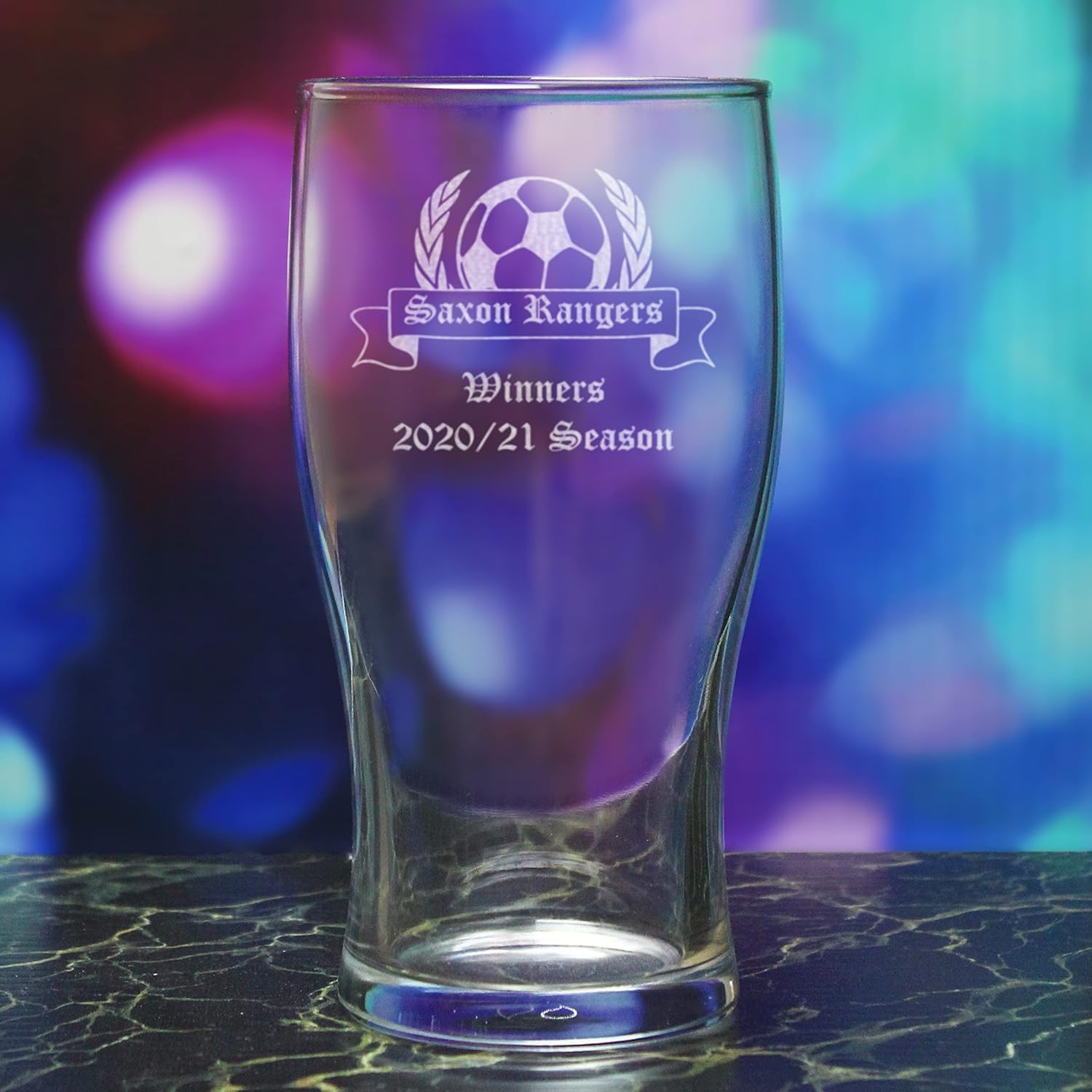 All Things Personalised Bicchiere Birra Pinta Personalizzato 0,5L - Bicchiere Inciso con Nome Squadra e Messaggio, Design Calcio e Coppa - Regalo Tifosi Calcio, Tornei, Compleanno - Confezione Regalo