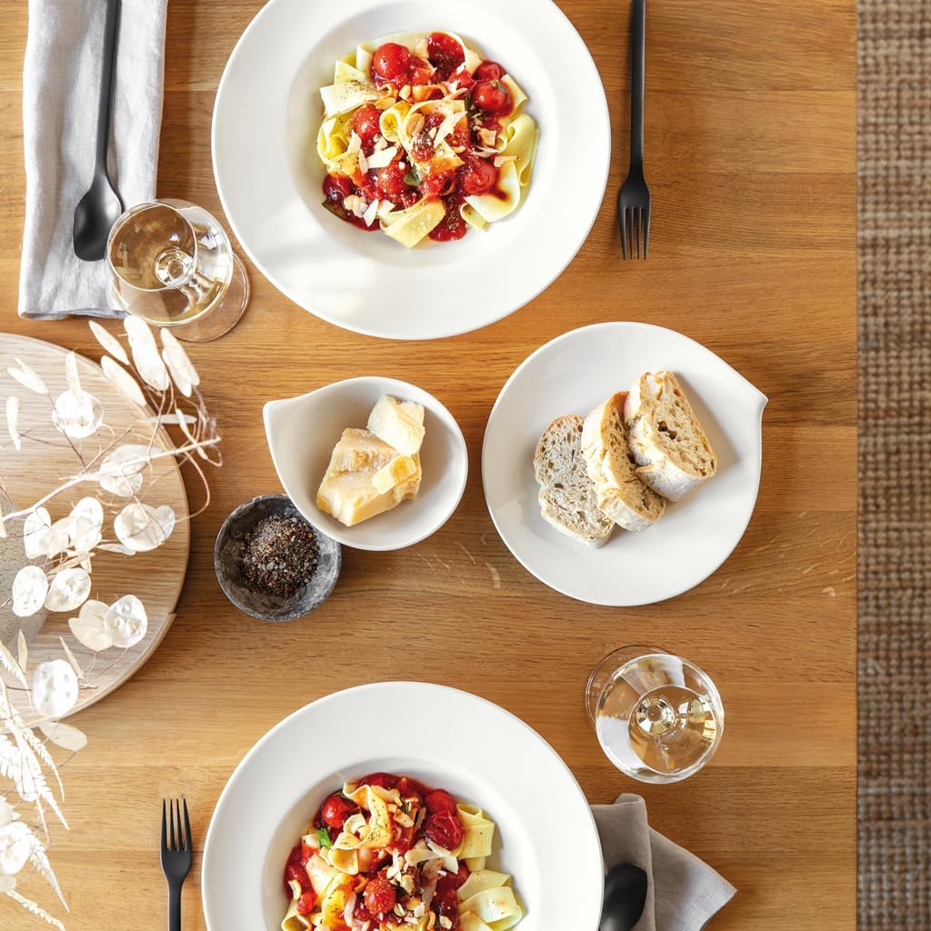 Table setting with Villeroy & Boch Flow collection, pasta and bread