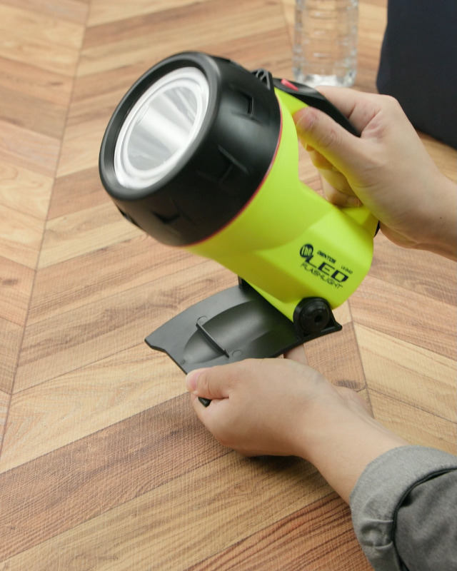 Amazon | GENTOS(ジェントス) 懐中電灯 LEDライト 単1電池式 強力 470