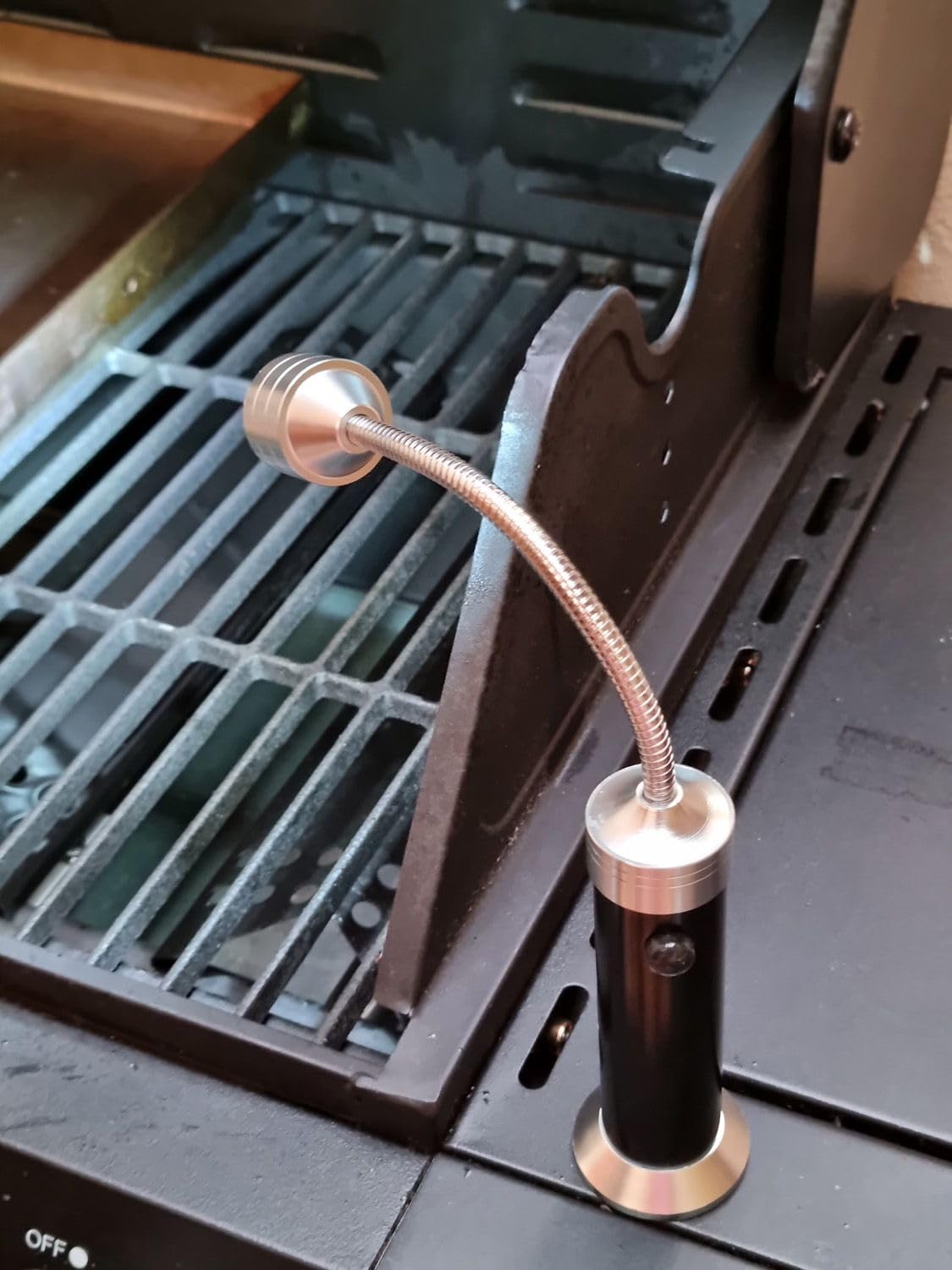 Intirilife Set magnetico di 2 luci LED per barbecue in lega di alluminio per grigliate in nero - argento - 24.6 x 3.9 cm - Per una buona visibilità durante le grigliate, il campeggio o il lavoro