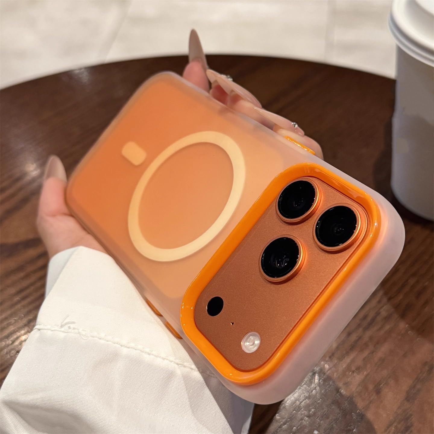 Coque iPhone 16 Pro Max magnétique orange en polycarbonate mat dégradé