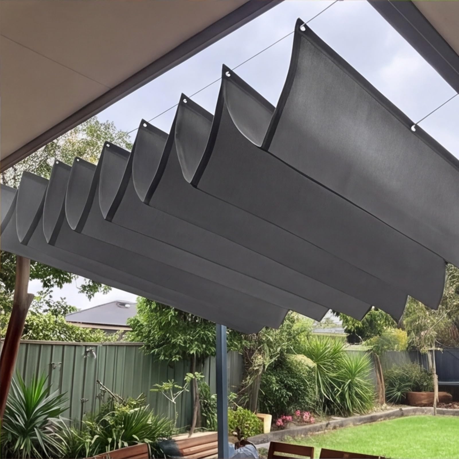 Toile d'ombrage rétractable vague gris foncé pour créer un coin d'ombre frais sur la terrasse