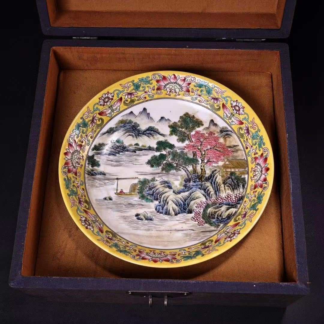 中国古美術・珍蔵粉彩・風景絵磁器の中皿・純手描き・刺繍箱付・置物・文房具・観賞皿 中国古美術・珍蔵粉彩・風景絵磁器の中皿・純手描き・刺繍箱