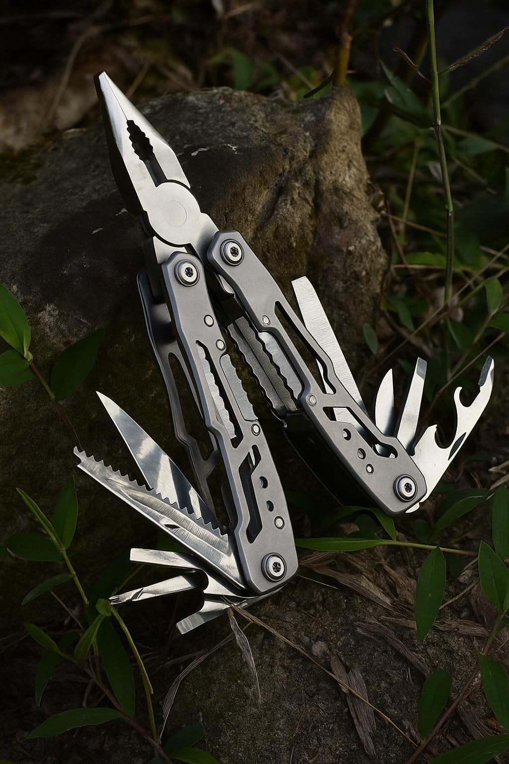 Pince Multifonction 14-en-1 – Outil de Survie Pliable en Acier Inoxydable avec Couteau de Poche et Étui – Idéal Camping, Randonnée, Bricolage et Outdoor