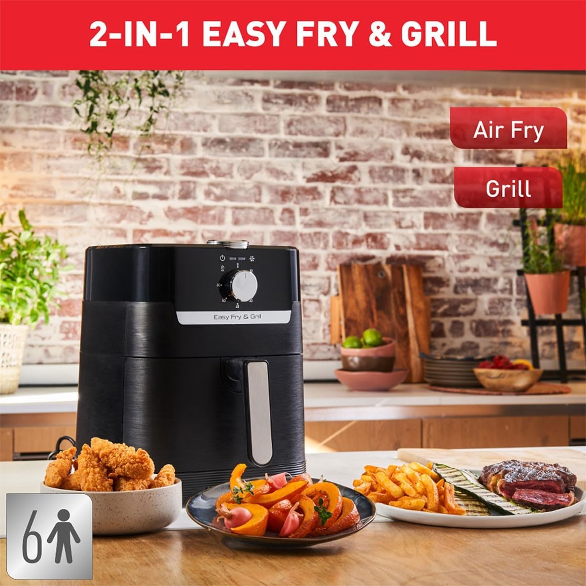 Moulinex Easy Fry & Grill in un ambiente cucina con vari alimenti cotti, evidenziando la funzionalità 2 in 1