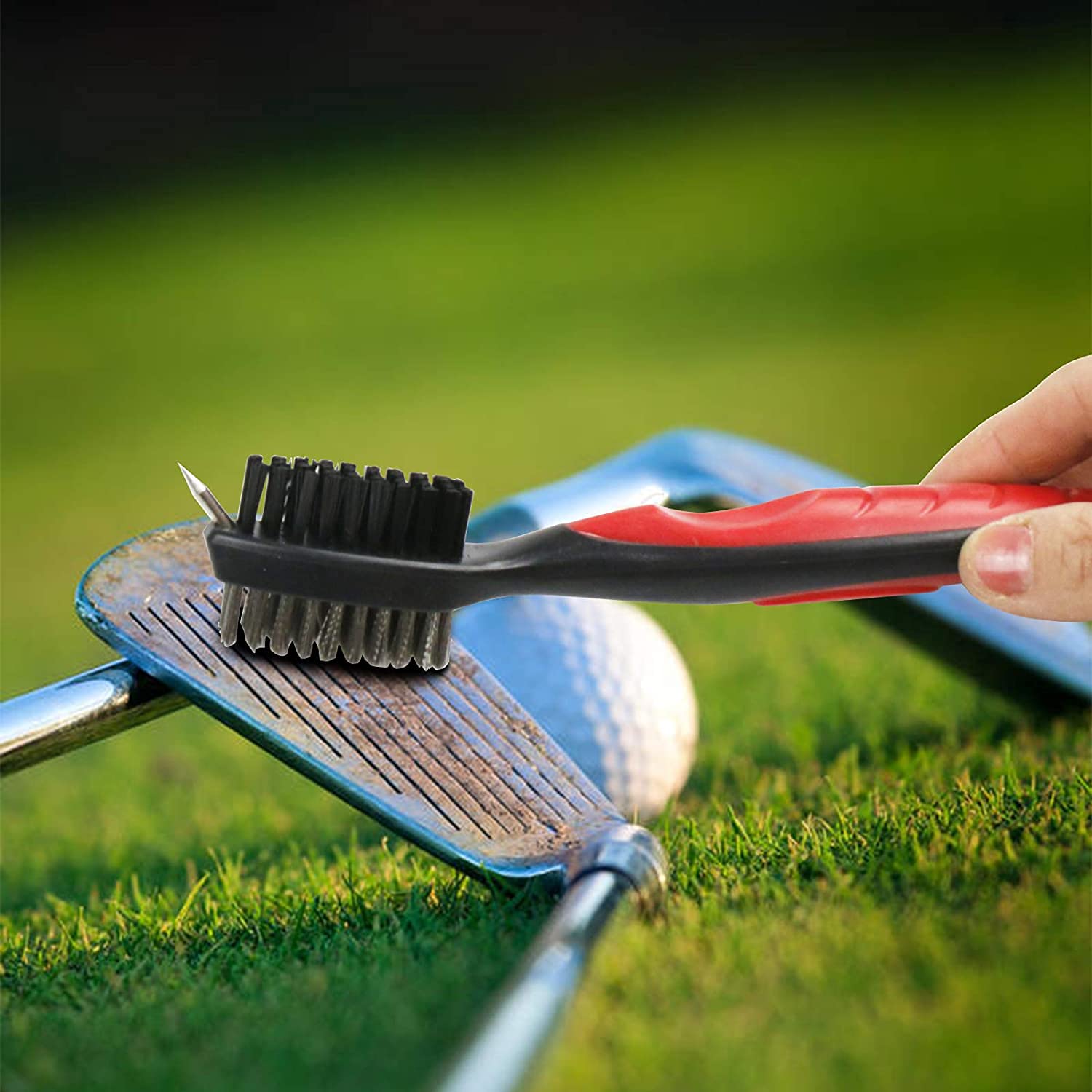 Cepillo de golf con limpiador de ranuras, cepillo de golf de nailon y acero, herramienta de limpieza portátil con mosquetón de aluminio ajustable para colgar en bolsa de golf (rojo)