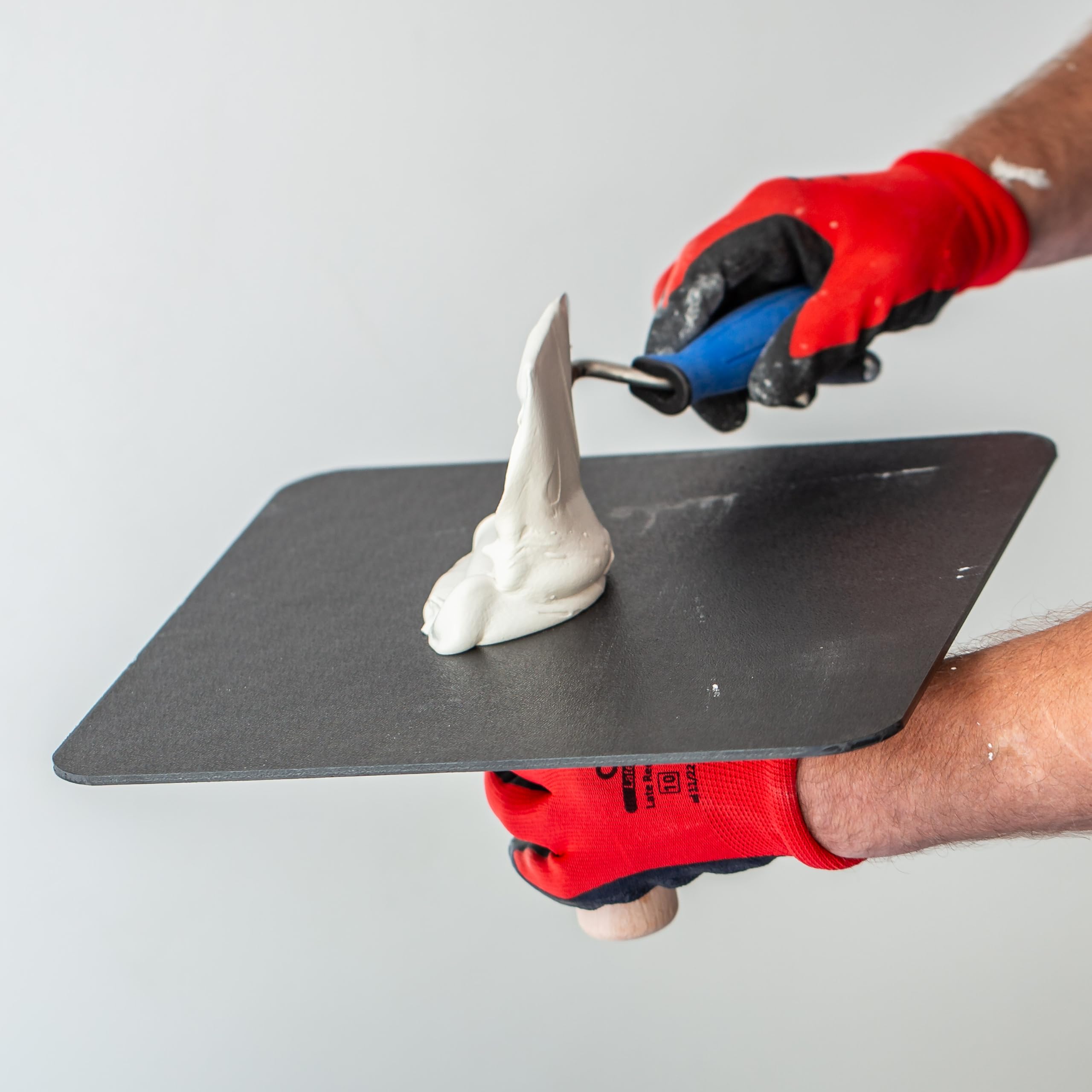 MIVOS PVC Cazzuola - 330 x 330 mm - Cazzuola con manico in legno - Cazzuola con angoli arrotondati - Piastra di levigatura - Disco di levigatura per giunti e stuccatura di lastre di gesso