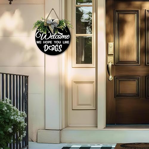 Miniatura 4 de Letrero redondo con texto en inglés "Welcome We Hope You Like Dogs" para puerta delantera con lazo y corona, huesos de granja, letrero colgante o