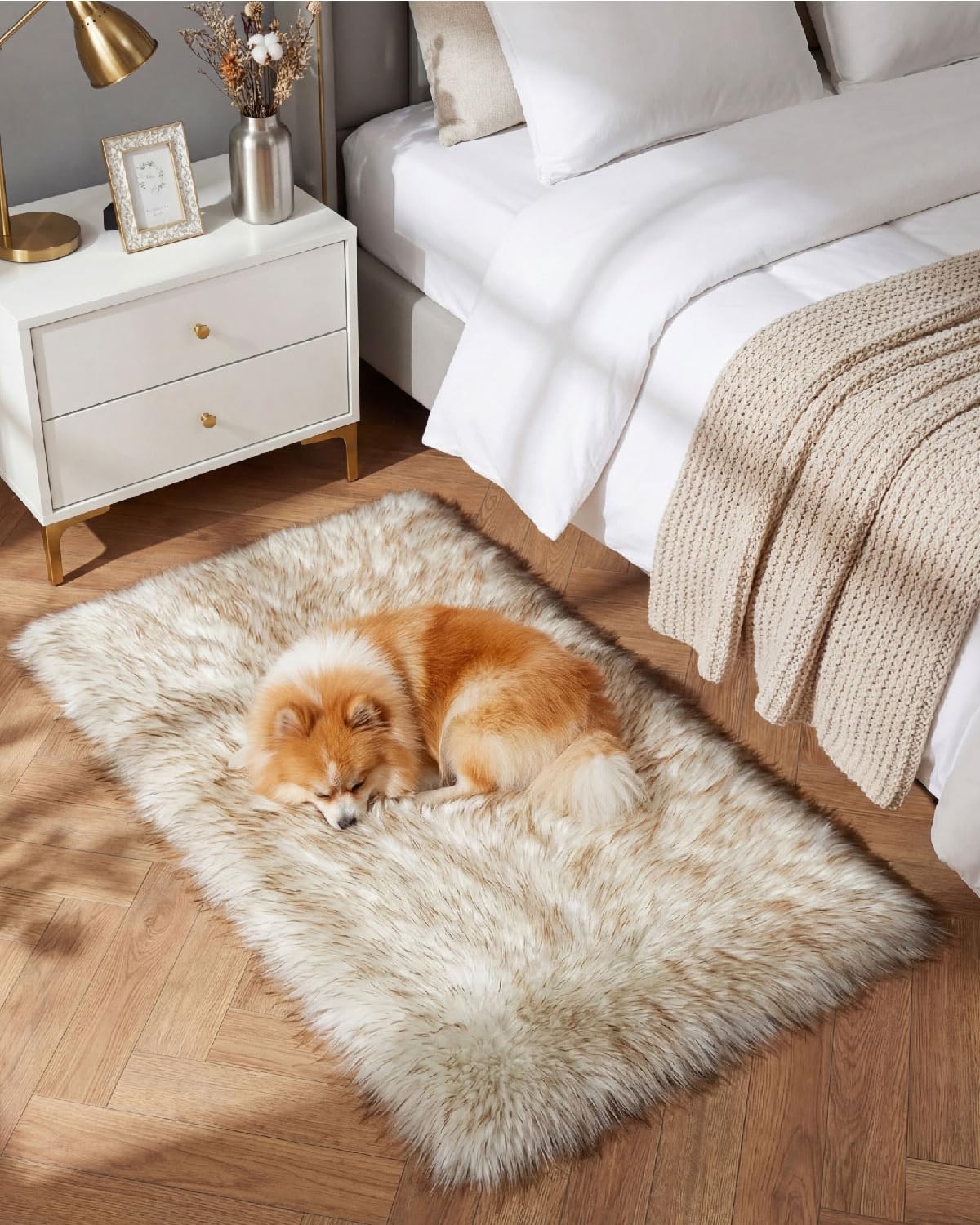 Gofodsil Plush Faux Sheepskin Shaggy Rug, Ultra Soft Fluffy Carpet for Living Room, Bedroom, Children's Room, Dining Room, White And Brown50x80 cm