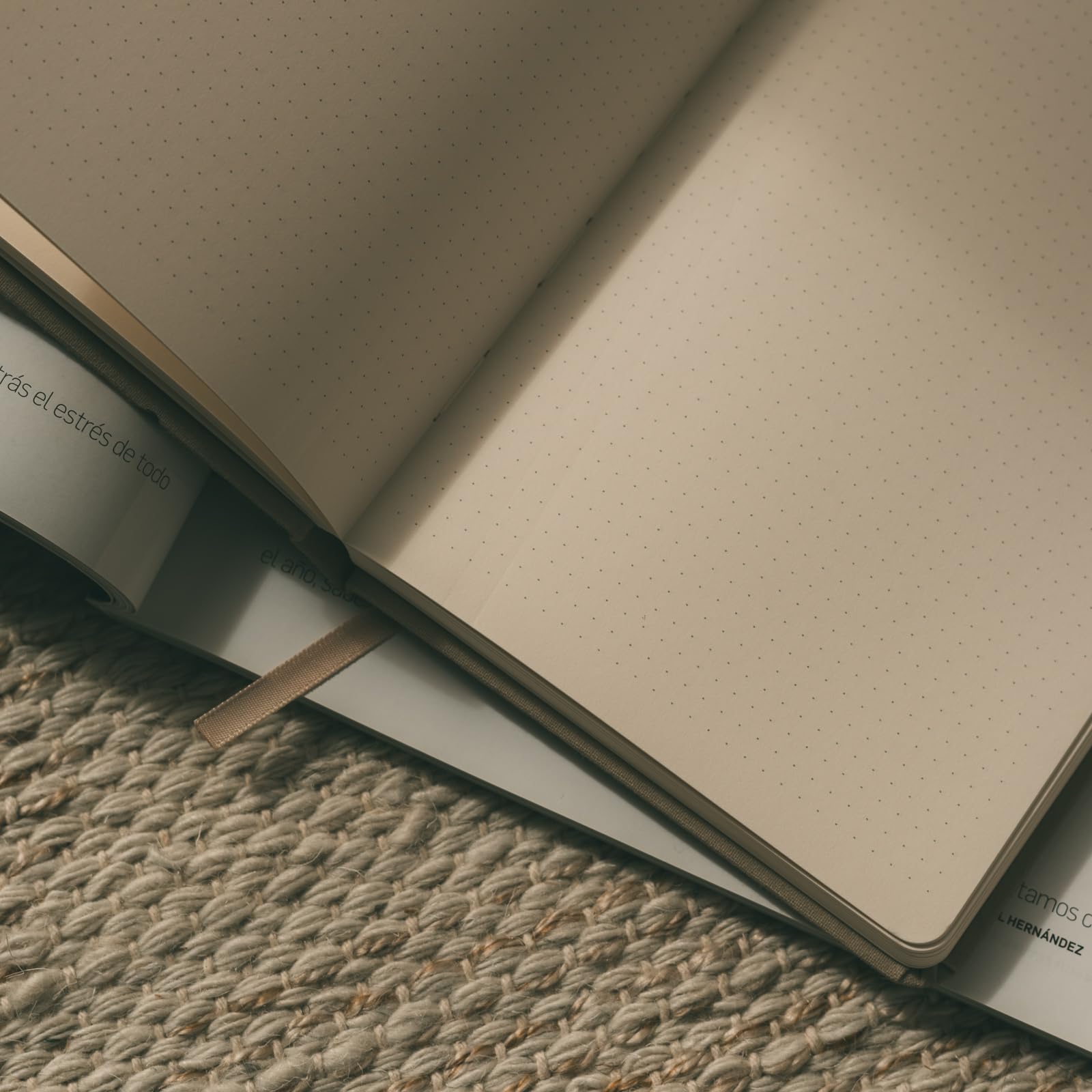 Quaderno Puntinato Kokonote A5 Luxe - Copertina Rigida, Chiusura Magnetica, Carta 100g/m² Avorio, 192 Pagine - Foto 3