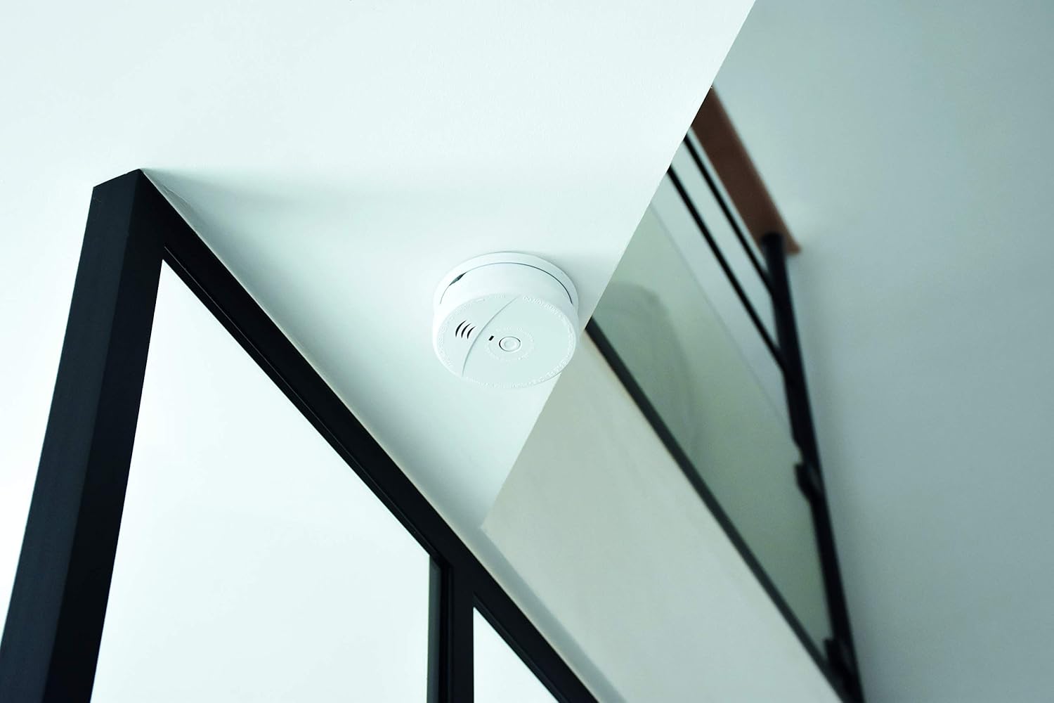Voorkant view of the SCS Sentinel SDA0037 Smoke Alarm with test button