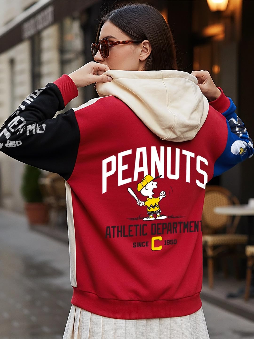 Bewakoof Felpa con cappuccio ufficiale Peanuts Merchandise Snoopy da donna con stampa grafica oversize a maniche lunghe in misto cotone