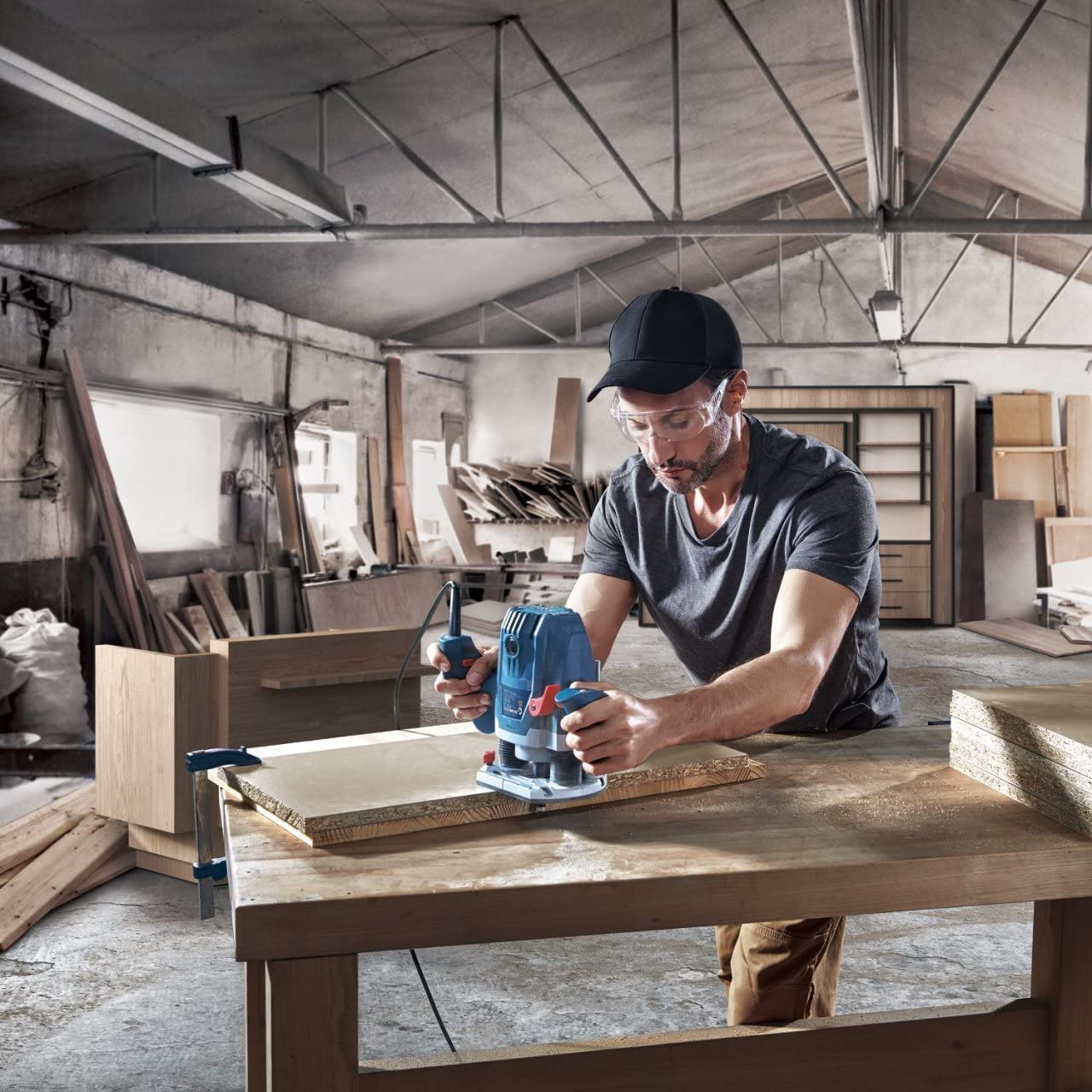 Bosch Professional: Oberfräsmaschine GOF 130 (Parallelführung, Kopierbolzen, Staubabsaugadapter, Zentrierstift, Führungsrolle, 2 Befestigungsklemmen)