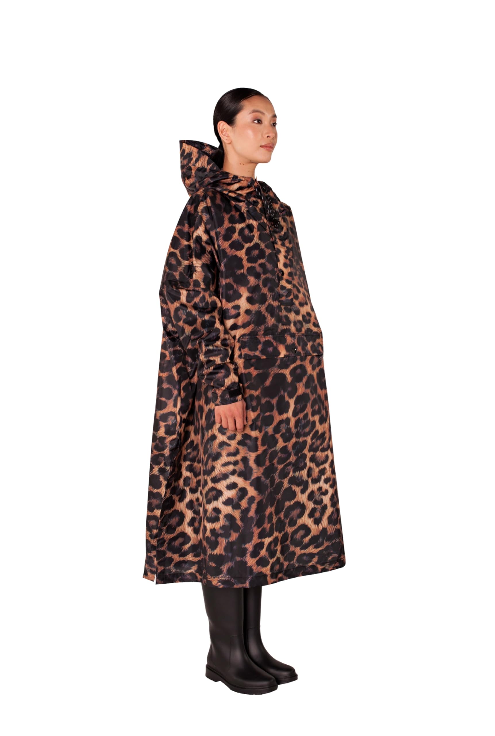 Rainkiss Regenponcho Erwachsene – Wasserdicht & Atmungsaktiv – Einheitsgröße – 100% recyceltes Polyester – PFAS-frei – Leopard Print – Braun/Schwarz