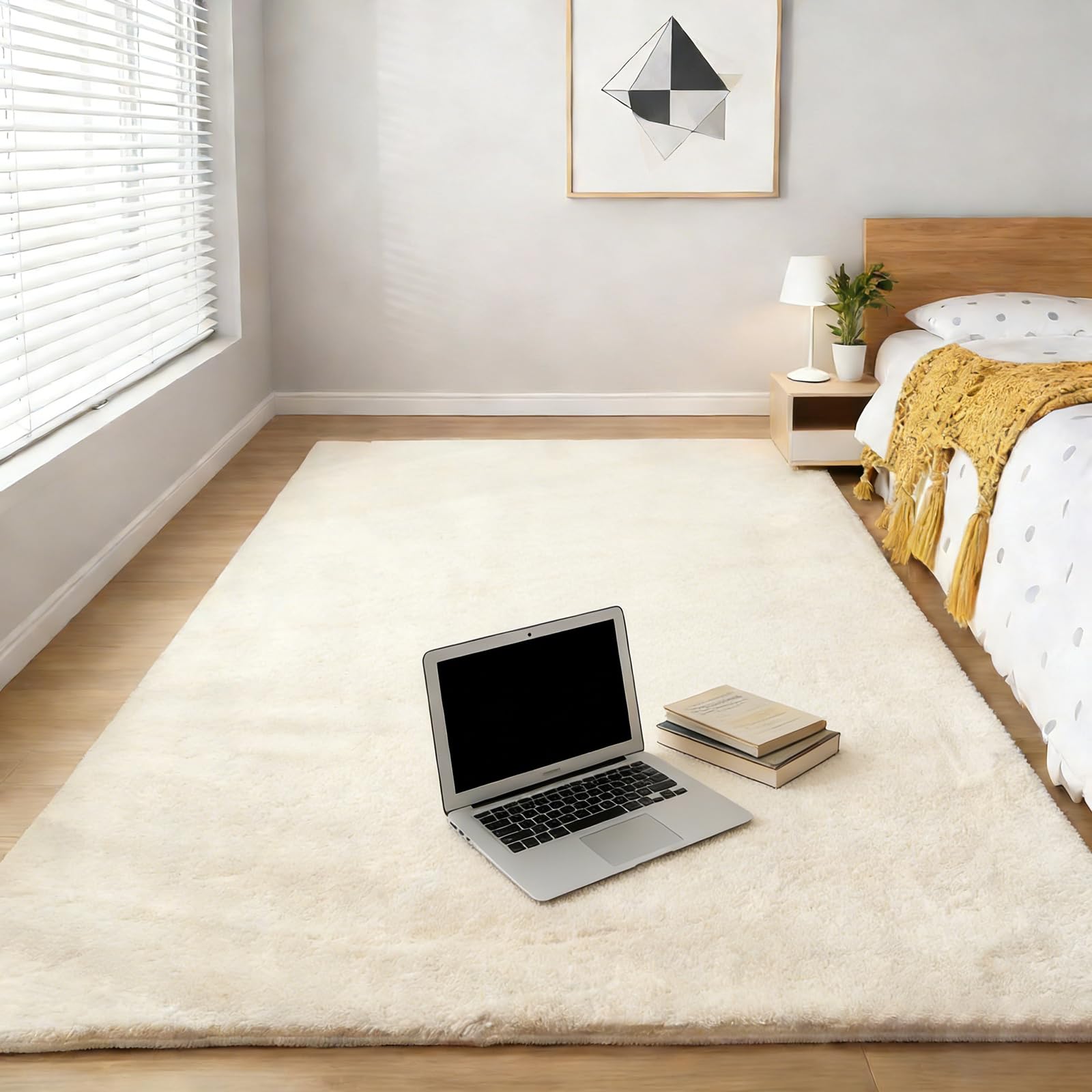 Tapis de salon blanc cassé doux et sobre idéal pour réchauffer le sol d'une chambre d'enfant
