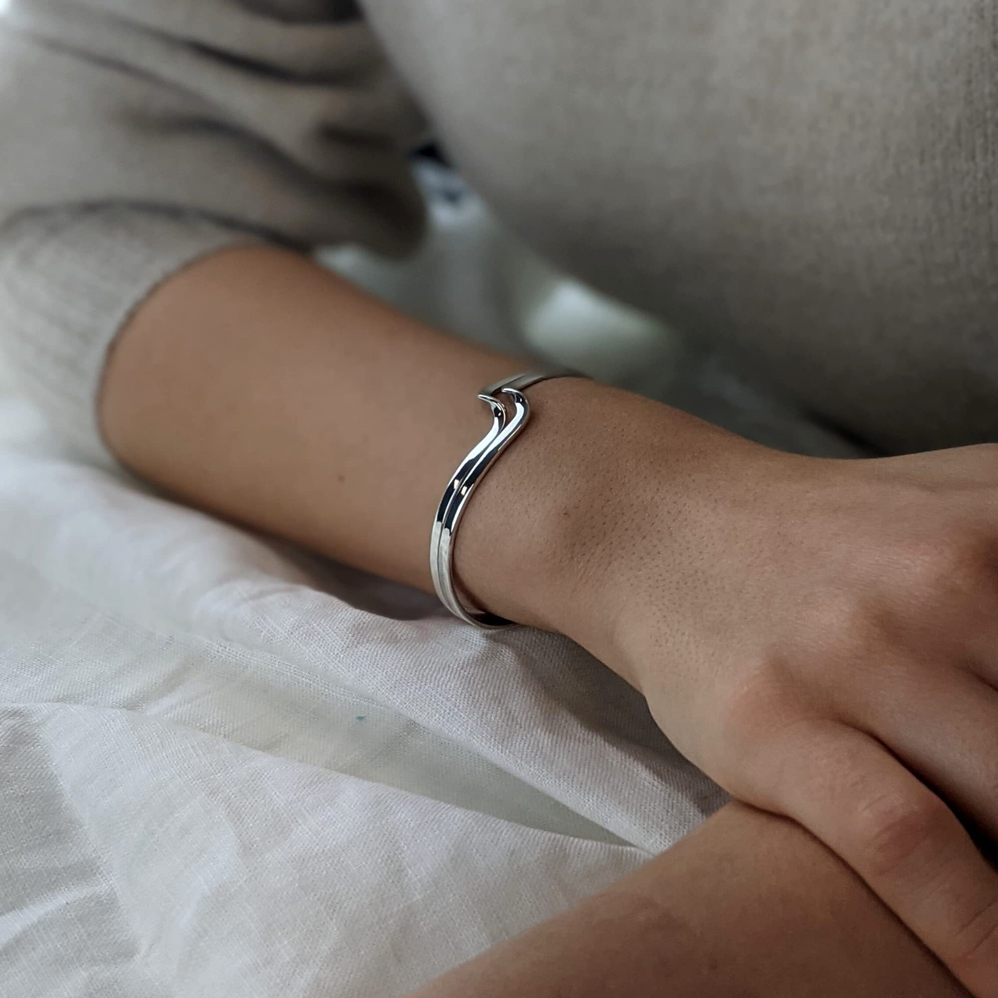 Silverly Bracciale Rigido Ondulato in Argento Sterling 925 per Donna | Bracciale Rigido Moderno a Doppia Fila con Motivo Ondulato | Bracciale Curvo Spesso | Gioielli Scultorei Minimalisti ed Eleganti