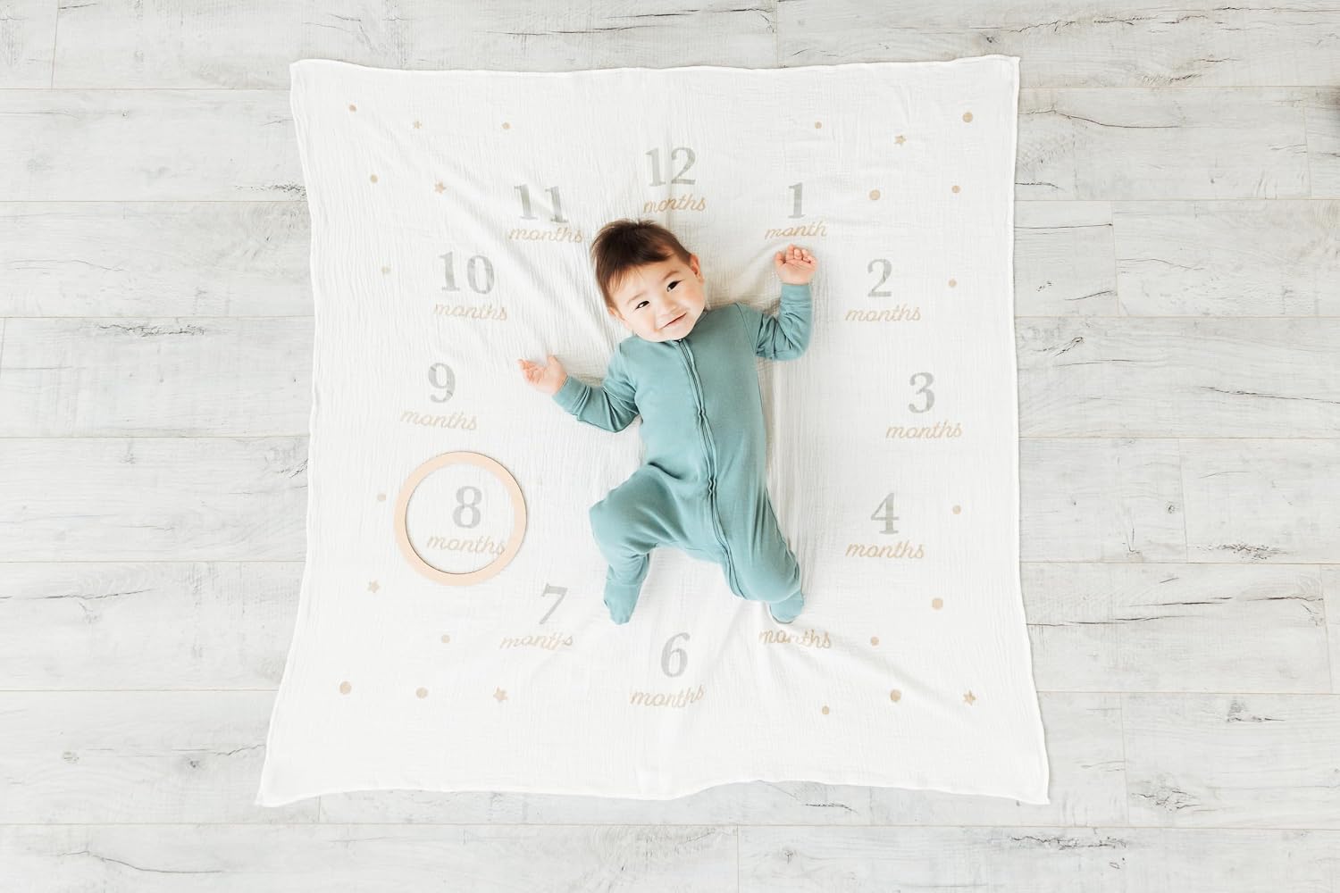Pearhead Hello World Milestone Blanket and Prop, Baby Monthly Milestone Updates, Growth Blanket with Photo Posing Props, Perfect Newborn Gift and Nursery Décor, 44" x 44"