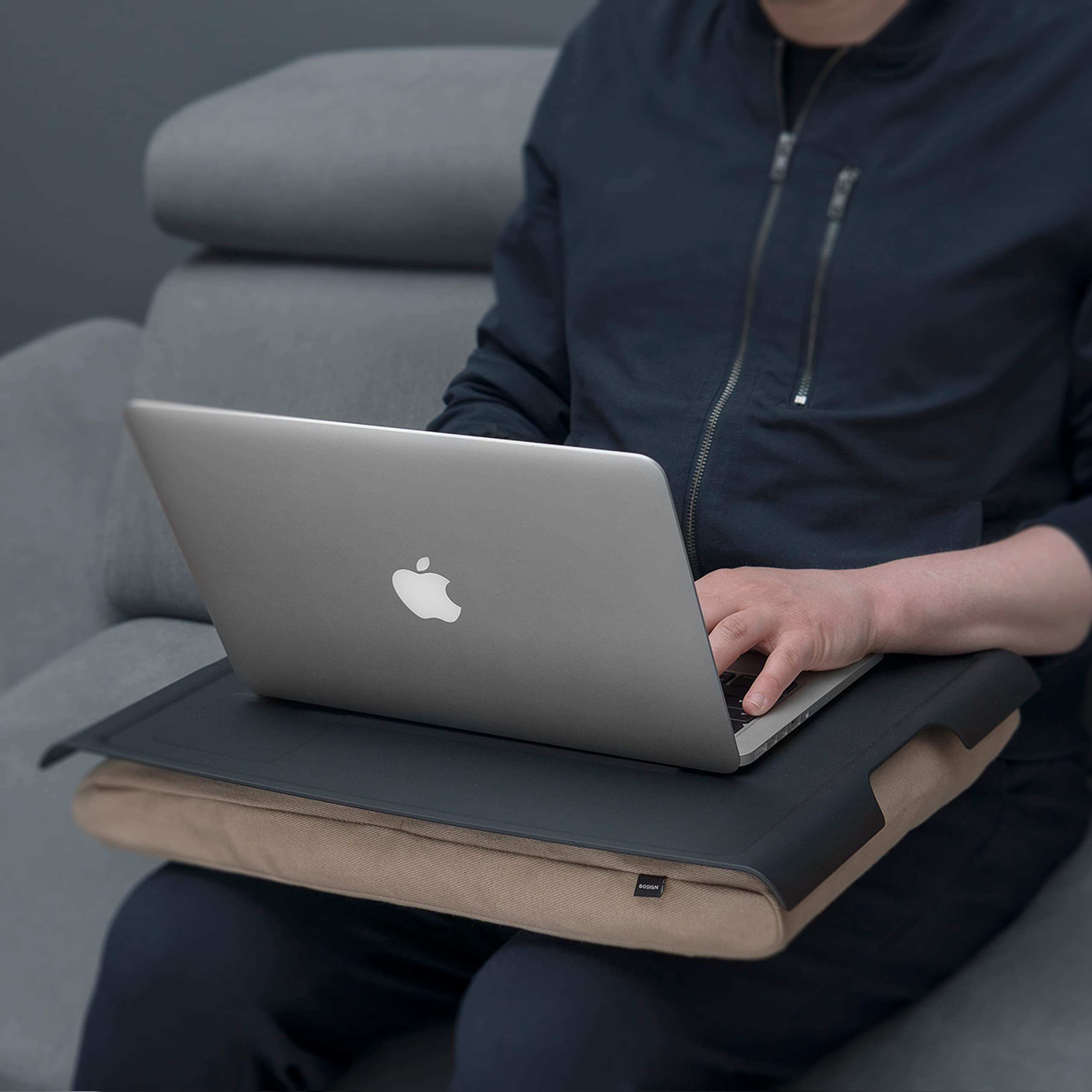 Knietablett Laptray mit Sitzsack-Kissen für Laptop, Frühstück. Rutschfestes Tablett. Abnehmbarer und waschbarer Kissenbezug. Schwarzes Tablett. Braunes Kissen. Groß - 46 x 38 x 6,5 cm