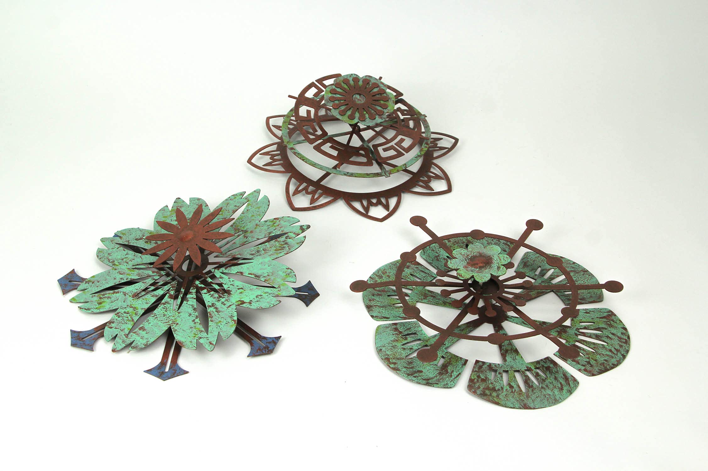 Things2Die4 - Set di 3 decorazioni da parete in metallo con fiori verdigris in rame