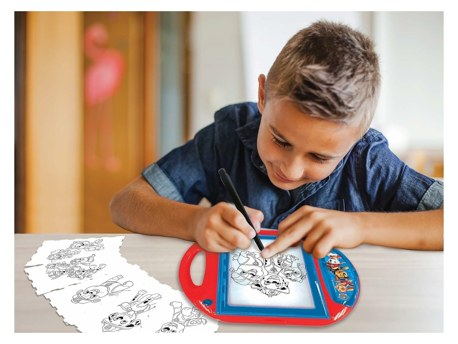 Lexibook, Paw Patrol, Proiettore da Disegno, 4 assorbenti, 10 Modelli, Schermo Luminoso, 1 Penna Inclusa, Giocattolo Artistico e Creativo per Ragazze e Ragazzi, Rosso/Blu, CR310PA | 4 timbri, 10 stencil, 1 matita, display luminoso, giocattolo creativo, pe