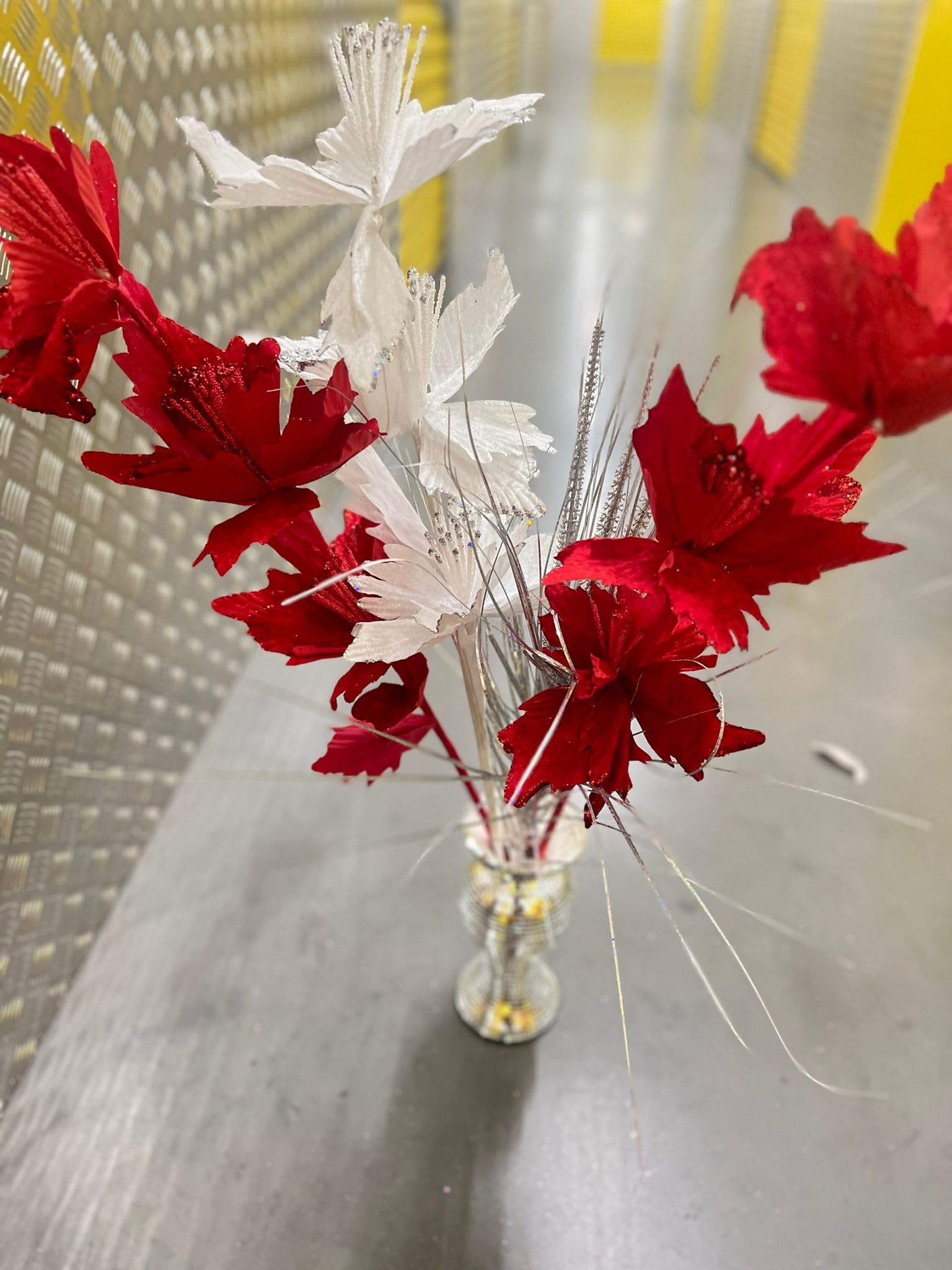 JAYOGLA Artificial Bloomer Flower Ornament Glitter Flowers for vase home decoration, Bunch Of Artificial Flowers (White With Red)