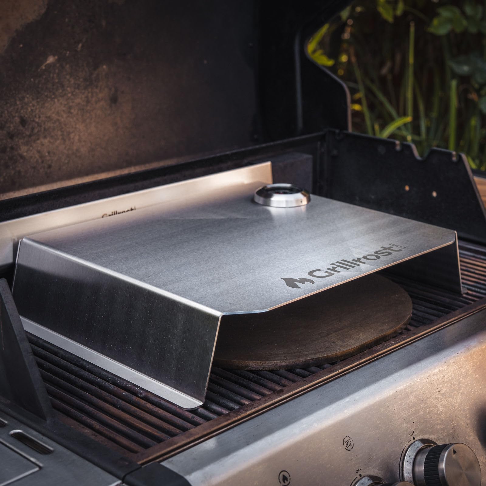 Grillrost.com Das Original Gasgrill Pizzaaufsatz | Pizza-Cover aus Edelstahl - perfekte Oberhitze für Deine Pizza wie aus dem Pizzaofen