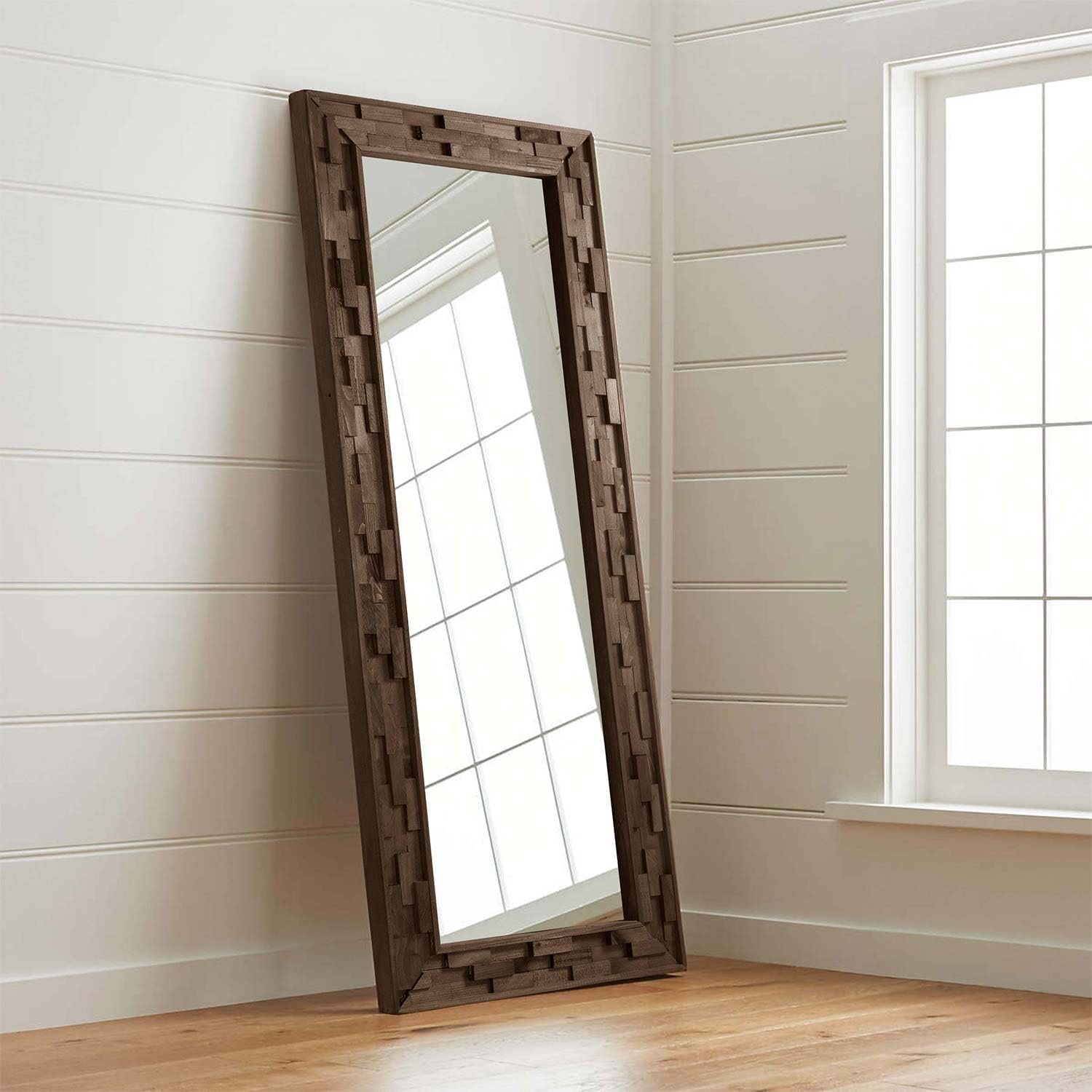 Miroir mural en bois pour agrandir une pièce sombre sans grands travaux