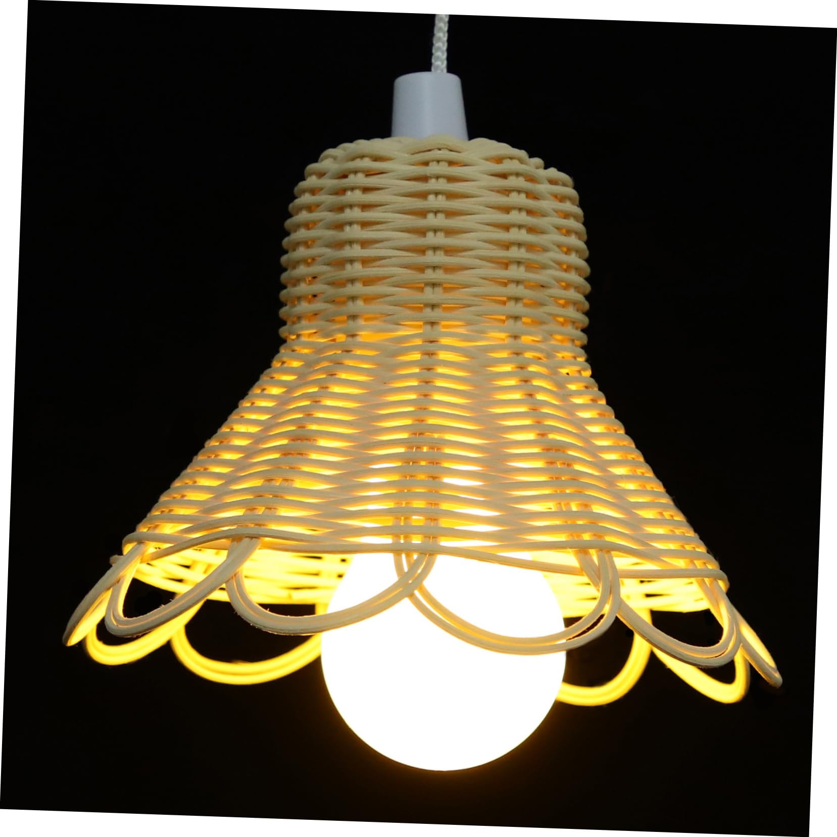 Suspension rotin tressé idéale pour illuminer une table de salle à manger