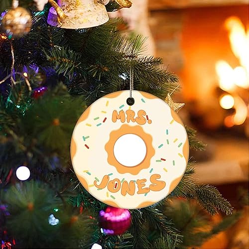 Miniatura 3 de Adornos de recuerdo de Navidad con nombre personalizado en donas, adorno de cerámica para regalos, adornos colgantes para árbol de Navidad para