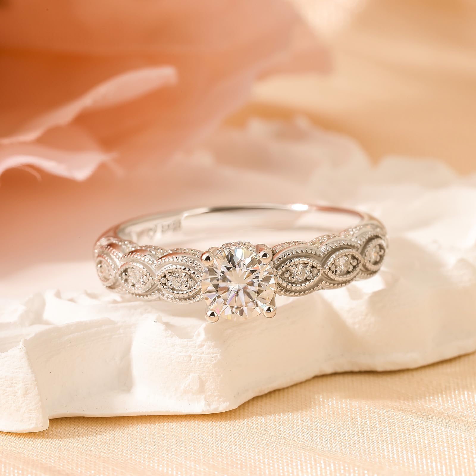 Damen Moissanit Milgrain Ring 925 Sterling Silber Ehering Rundschliff Stein Tauring Retro Elegant Verlobungsring Glänzend Ewigkeitsring für Frauen Hochzeit Valentinstag