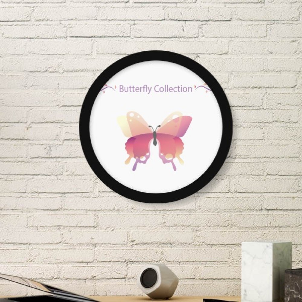 Papillon rose cadre de peinture rond noir pour illuminer un salon contemporain