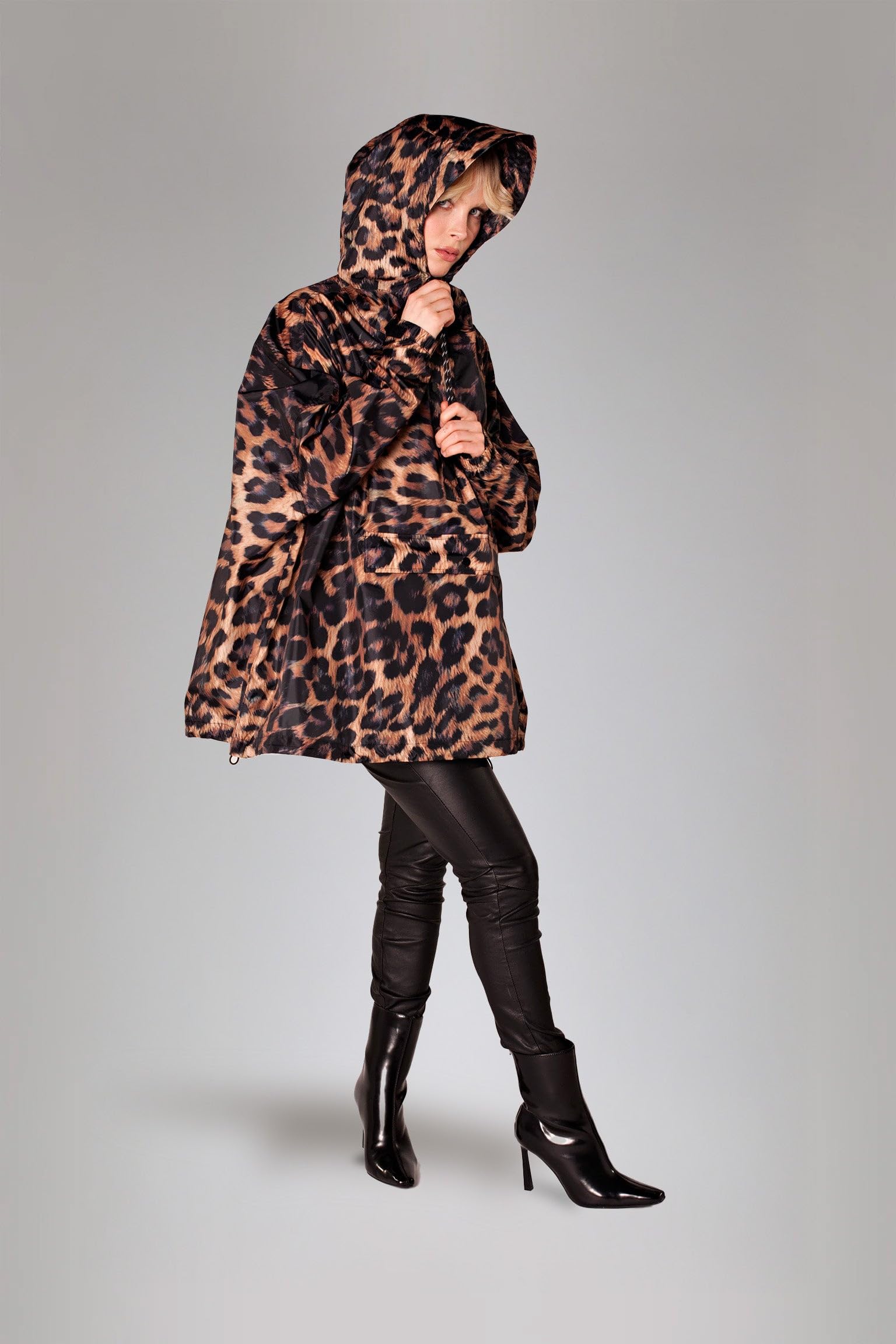 Rainkiss – Regenanorak Poncho für Erwachsene – Wasserdicht – PFAS-frei – Einheitsgröße – Leopard Print – 100% recyceltes Polyester – Design: Dark Leopard