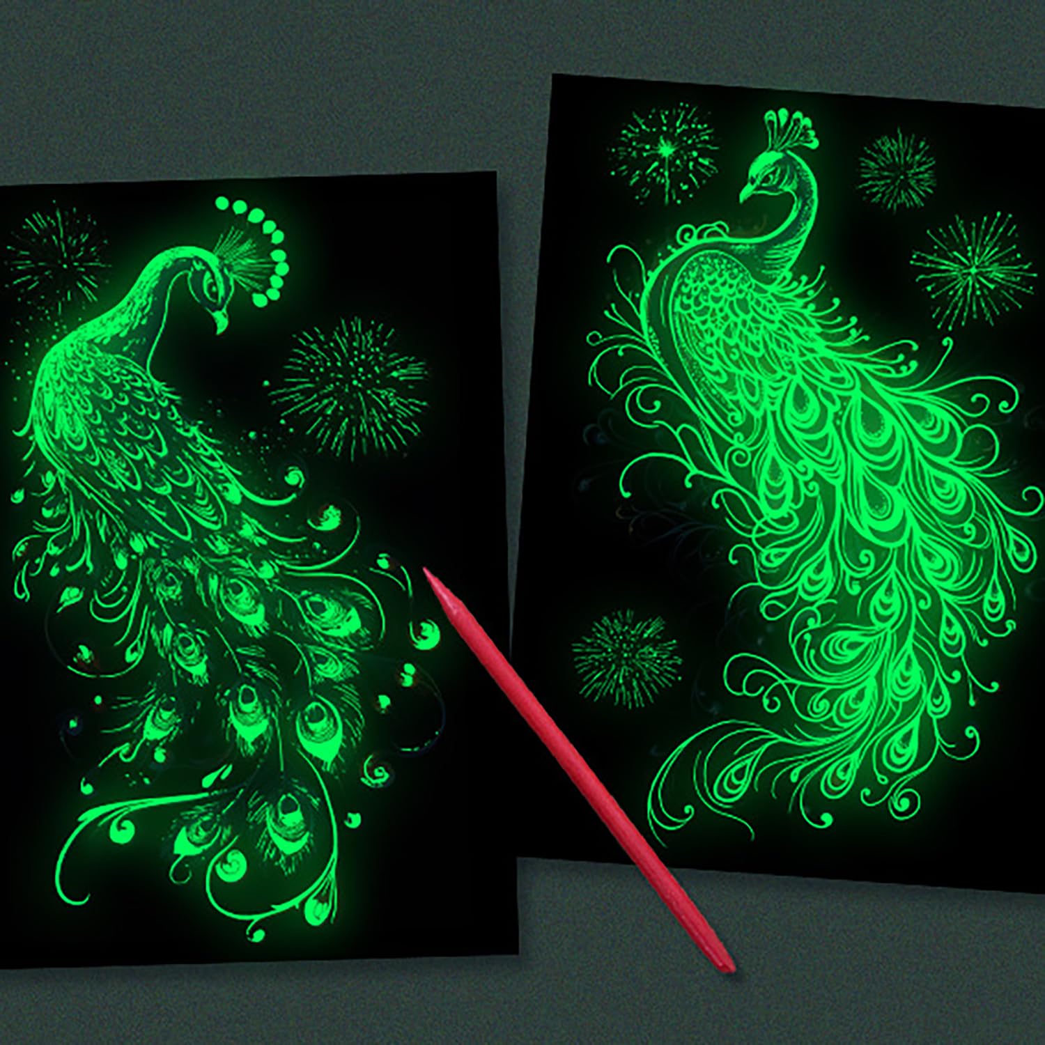Peintures Carte à Gratter Scratch Painting Peacock Series 4 Feuilles 28,5x21 cm Papier Couché Couleur Glow in the Dark Avec Stylos Pour Adultes Enfants