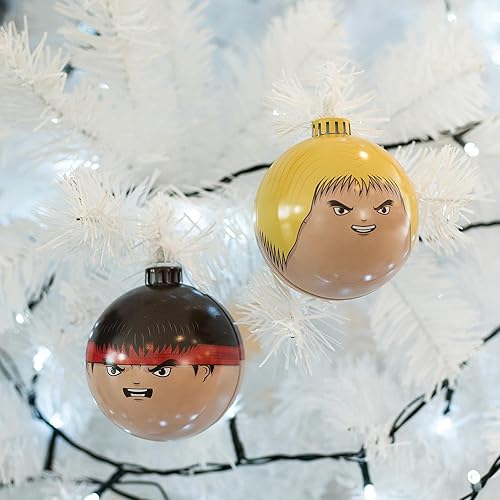 Vista 6 de Numskull Bauble Heads - Adorno oficial de Street Fighter Ryu para árbol de Navidad, decoración colgante de bola de Navidad de metal beige