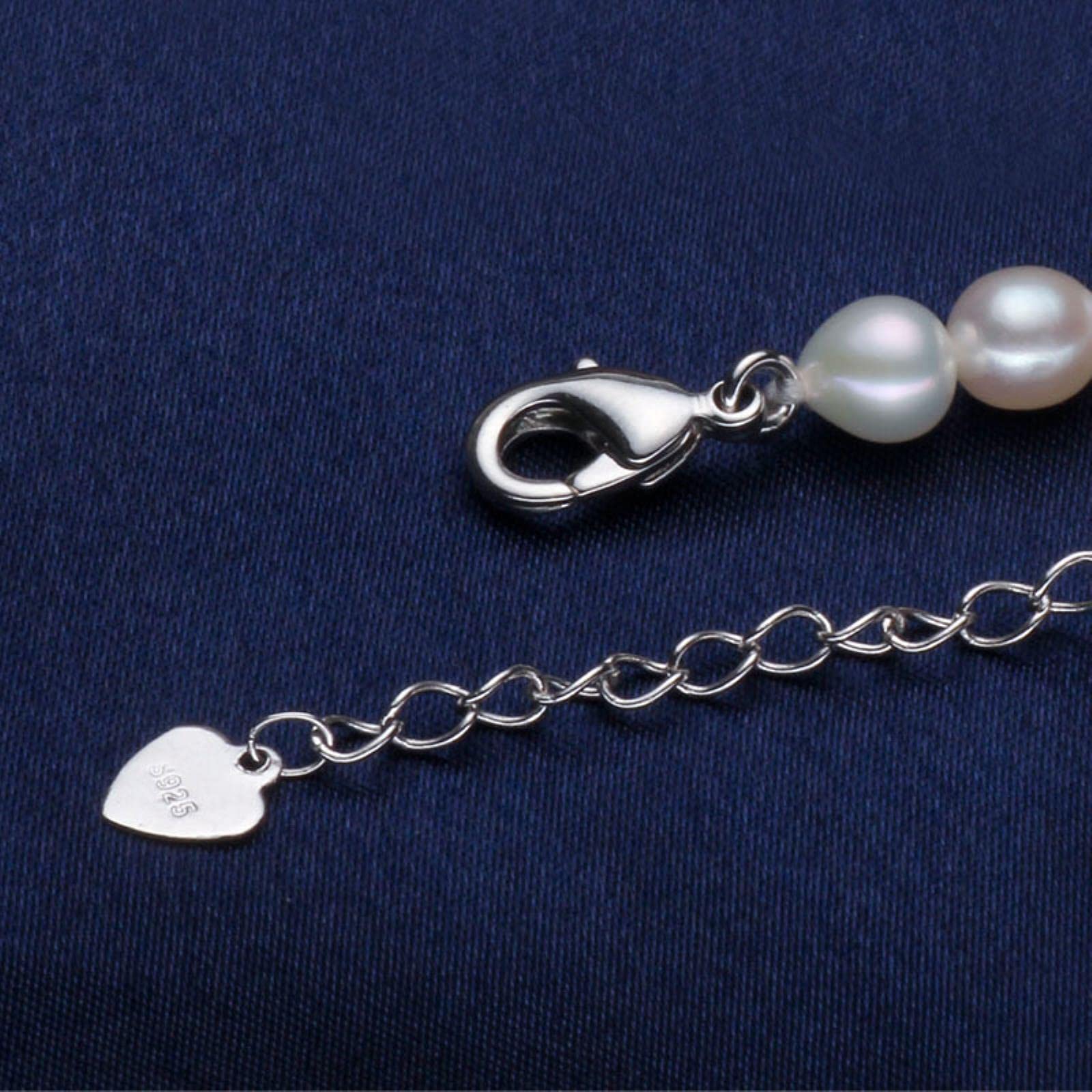 Vintage & Occasion Parelketting zoetwaterparels met witgouden bladvormige sluiting en saffier