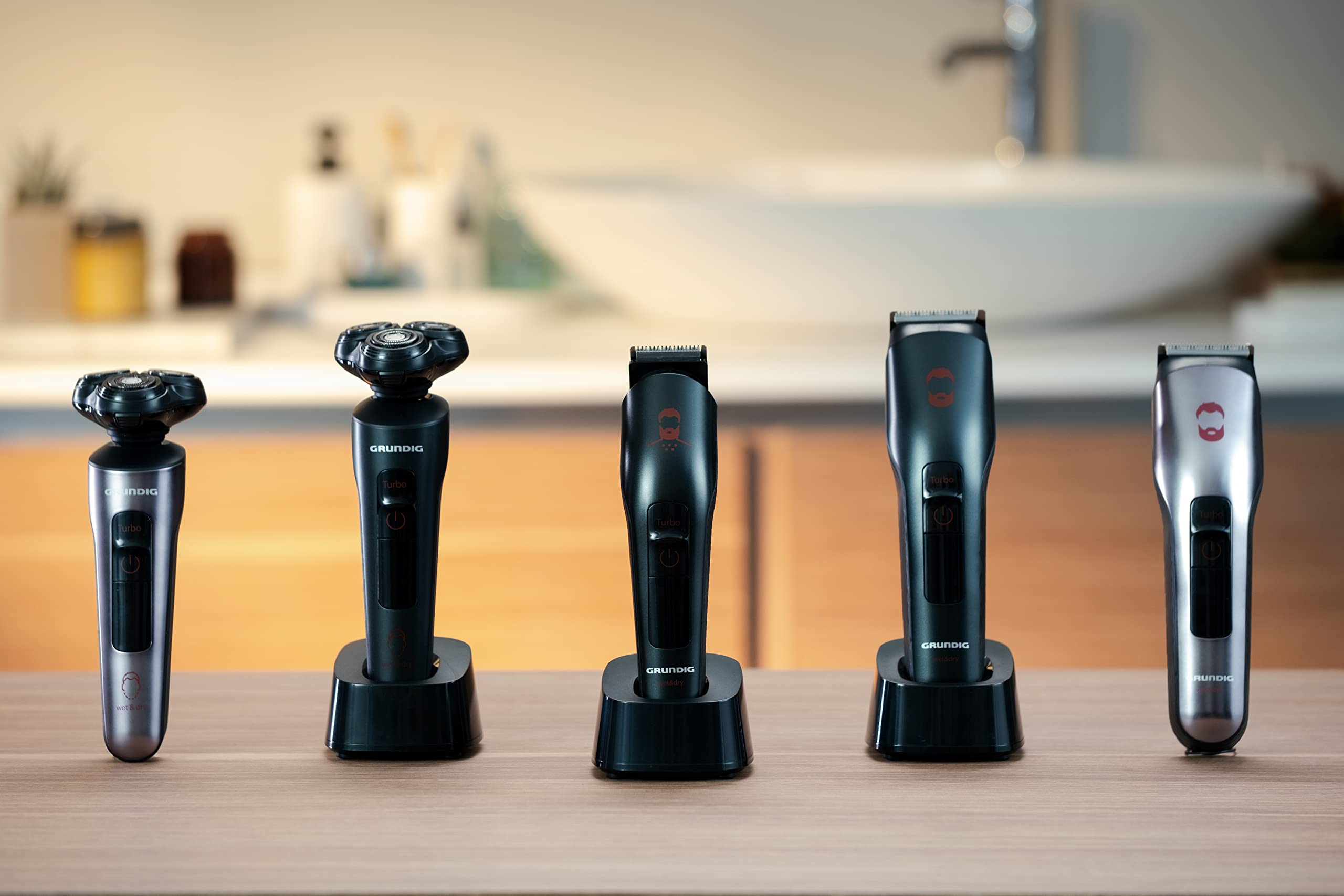 Grundig ProClub MS 9130 Herrenrasierer, BeardCare Sensor, Kunststoff des äußeren Gehäuses aus 61% recyceltem Kunststoff, Titanium Blades, Wet & Dry, Langhaarschneider, Mattschwarz/Rot