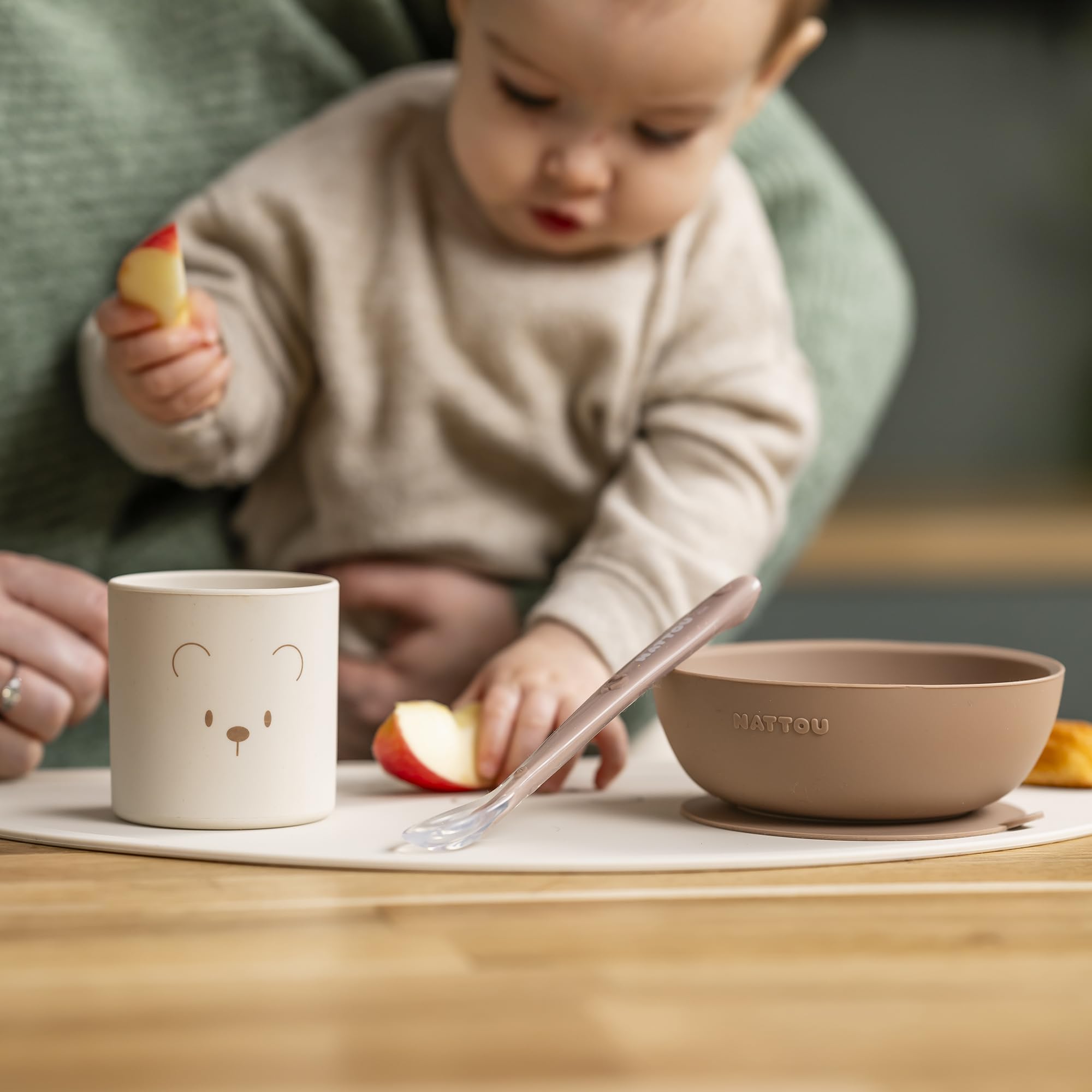 Nattou Stoviglie in Silicone per Bambini, 4 Pezzi, 1 Cucchiaio, 1 Ciotola con Coperchio, 1 Bicchiere, 1 Tovaglietta, Senza BPA, Silicone, Naturale