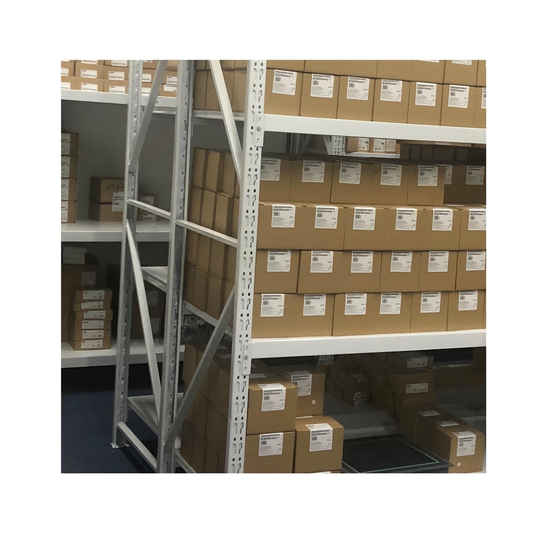 Détecteur de proximité E2S-W24 pour espace restreint et montage gain de place