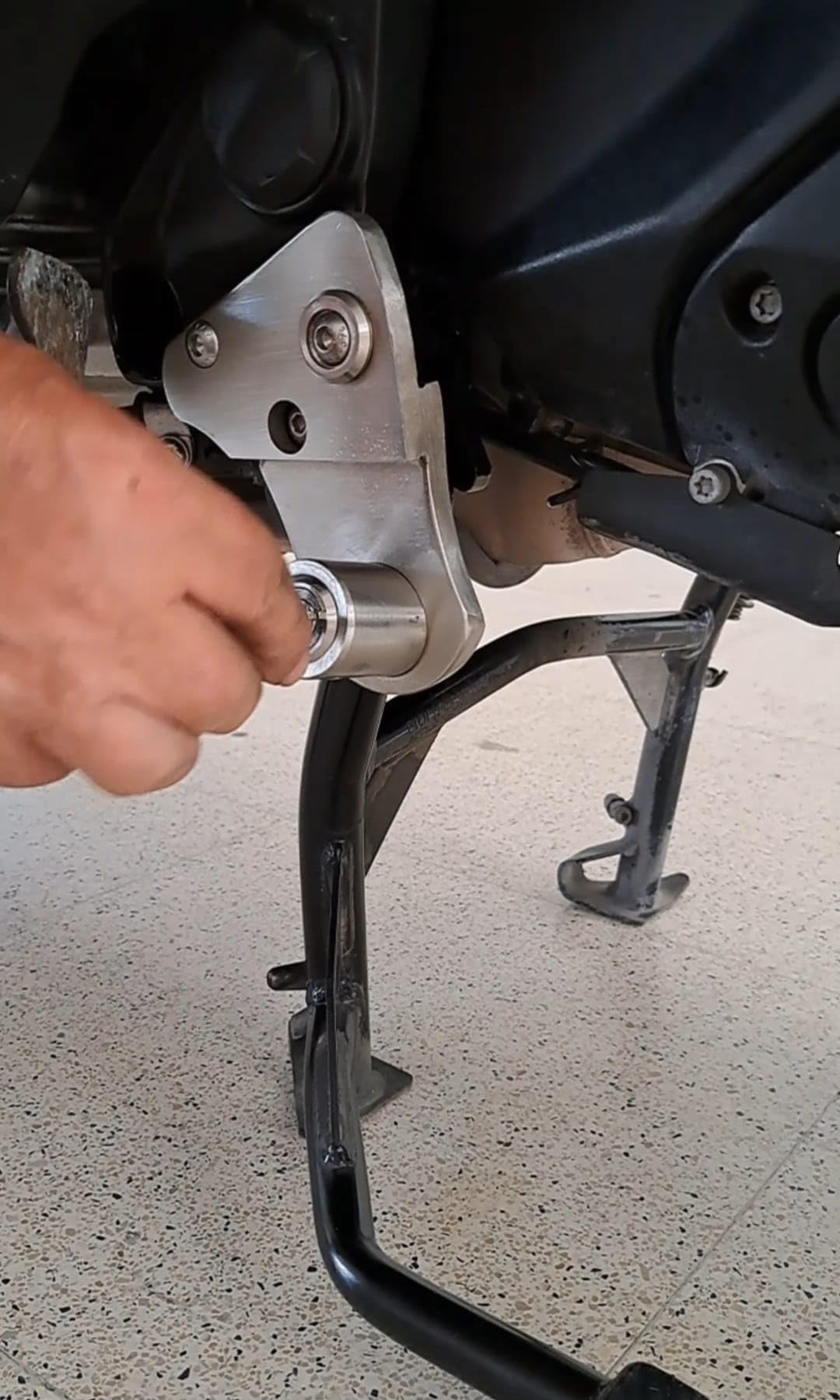 BLOCK BRAKE - ANTIFURTO MECCANICO BLOCCA CAVALLETTO CENTRALE PER MOTO BMW C 600 SPORT E C 650 GT IN ACCIAIO INOX E CHIAVE CODIFICATA.