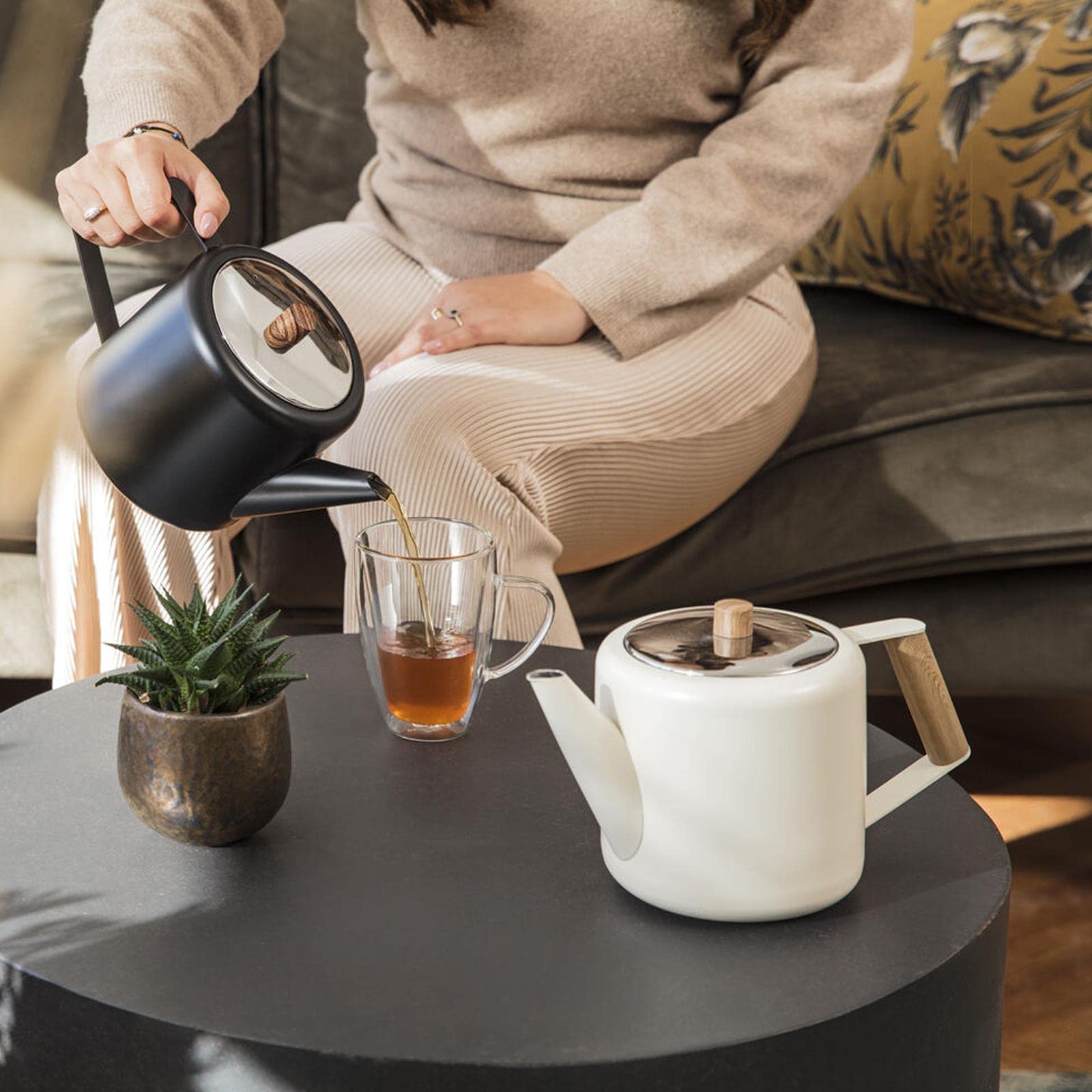 Bredemeijer Teekanne Set 1.1 Liter - Edelstahl doppelwandig Creme-Weiß - Großer moderner Teebereiter mit Tee-Filter-Sieb-Aufsatz für losen Tee - inkl. Holz-Untersetzer schwarz