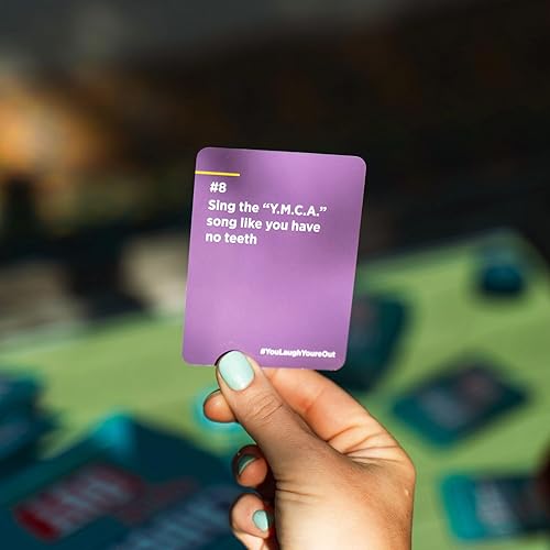 Miniatura 6 de DSS Games Juego You Laugh You're Out, juego de cartas familiares para adultos, niños y adolescentes, 125 tarjetas divertidas para noches de juego y
