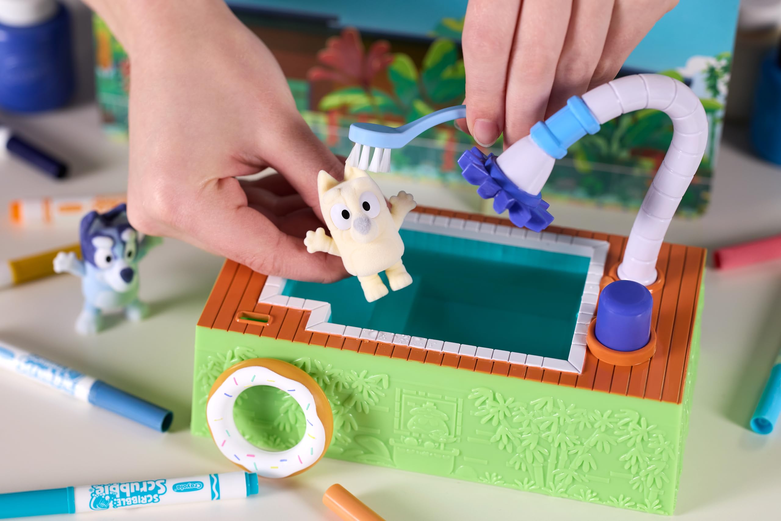 Crayola - Washimals Bluey, zestaw kreatywny zawierający basen i 5 szczeniąt, 8 flamastrów zmywalnych, działający basen, koło ratunkowe, szczoteczkę, zabawa i prezent dla dzieci, od lat 3, 74-0257