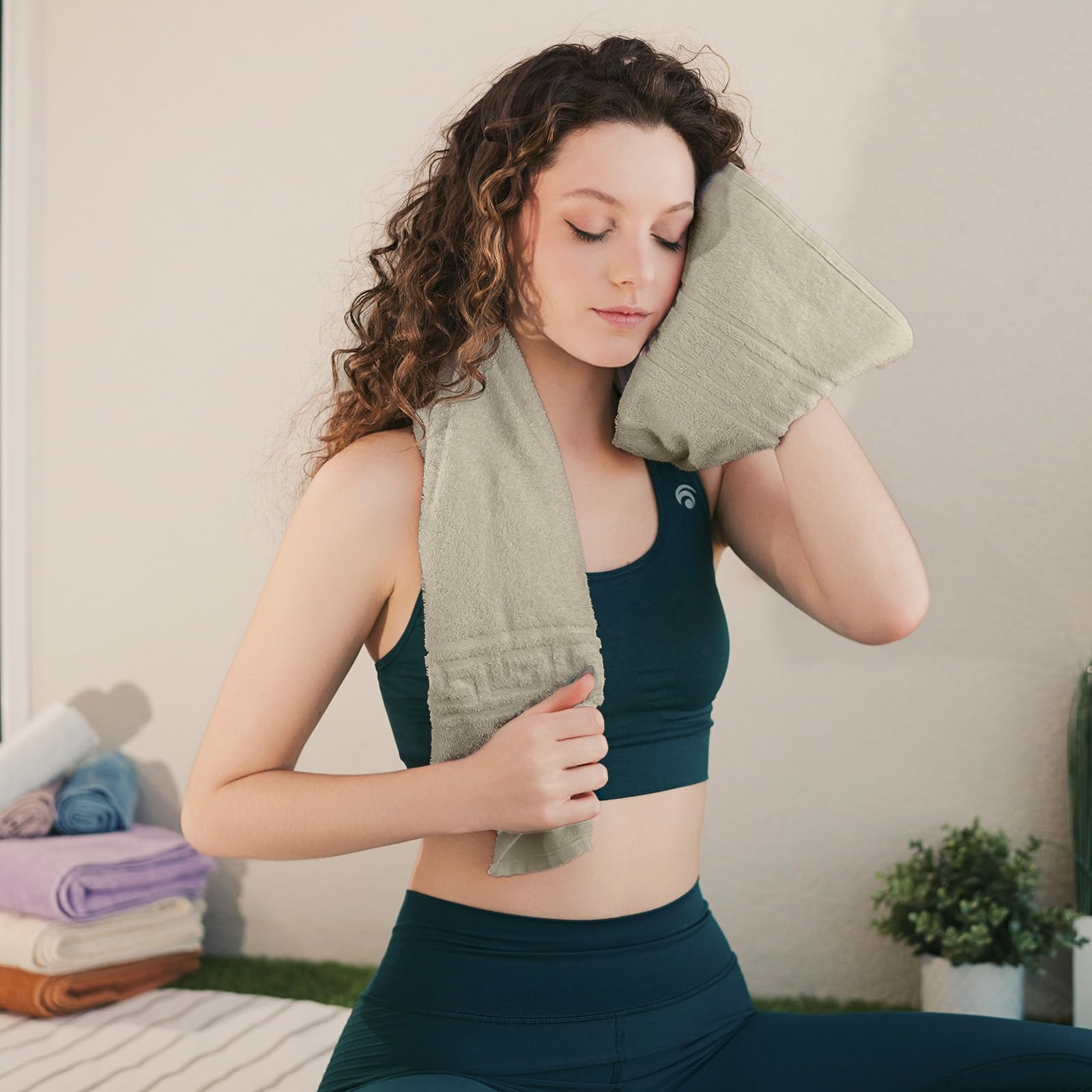 nice homeit Set in 4 Asciugamano in 100% cotone filato ad anello – Adatto sia per uso quotidiano che sportivo – Extra Morbidi e Assorbenti. MADE IN ITALY – 60 X 100CM (TORTORA)