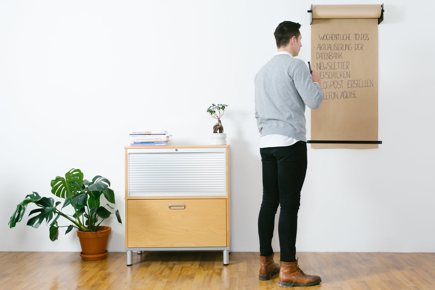 Cobus CozyHome Studio Roller – Stylische Wand Papier-Halterung für Büro, Café oder Zuhause – Innovative Alternative zu Whiteboard, Flipchart, Memoboard oder Kreidetafel (Studio-Roller + Papier)