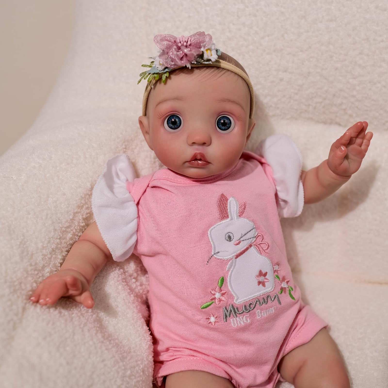 MineeQu Bambole Reborn - Bambola Realistica 16 Pollici, Prematuro Ricomposto, Capelli Pitturati a Mano, Occhi Blu, Onesie con Coniglio, Festaio Fiorito, Set Regalo