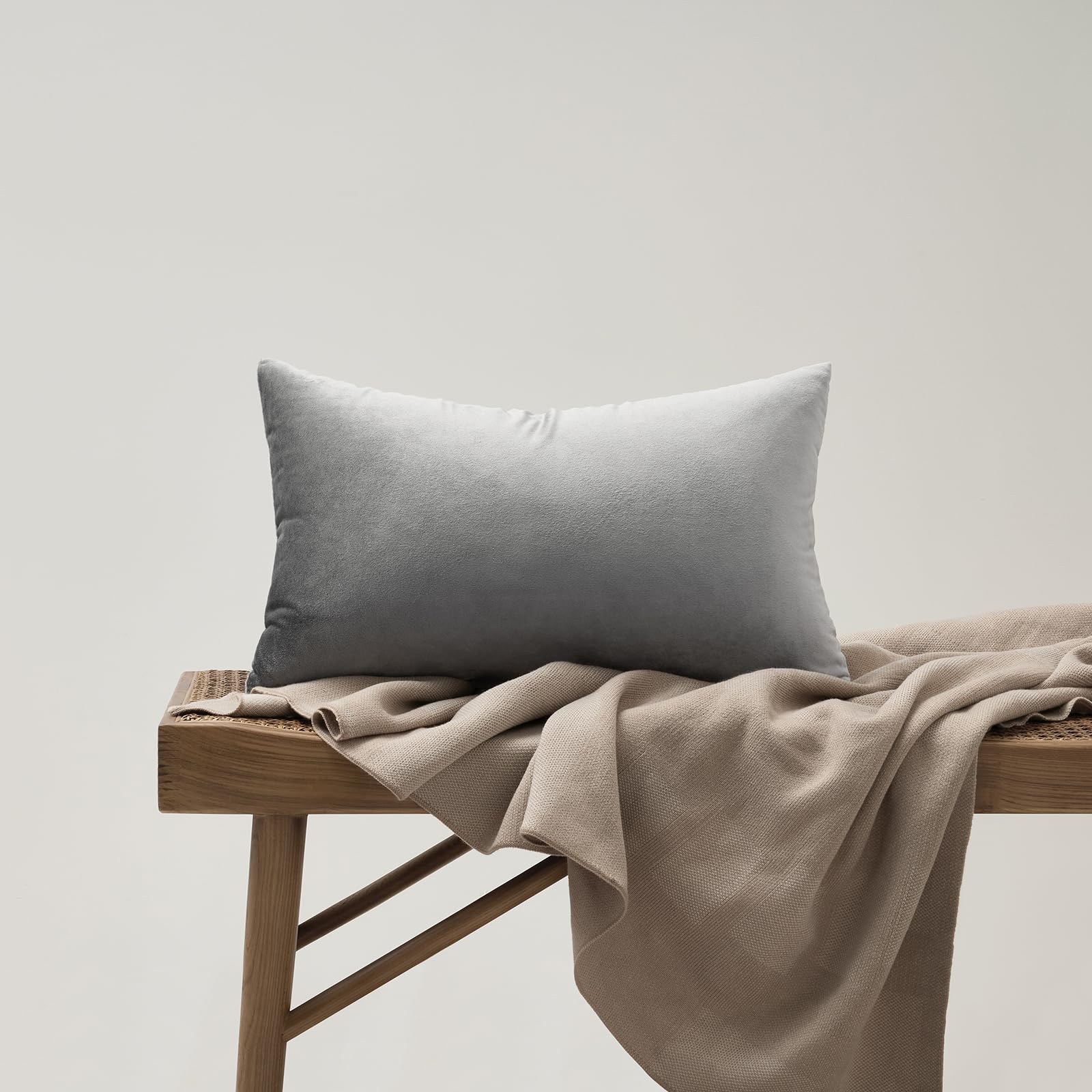 Gris Oscuro Terciopelo Almohada Cubre Caso Suave decoración Fundas de de cojín para sofá Dormitorio Coche Cama Casa Decor 30x50cm ，Pack de 2 — view 7