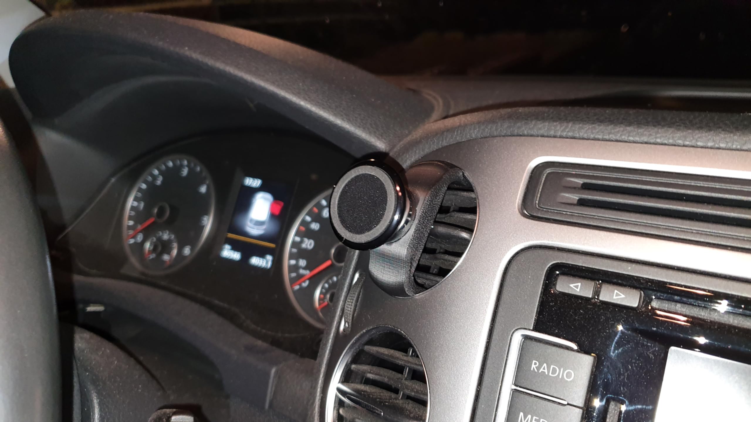 Generisch RS-Mount, fahrzeugspezifischer Handyhalter passend für VW Tiguan 5N Baujahr 2007-2018, VW Golf Plus Baujahr 2004-2014, Made in Germany (MagSafe/Qi kompatibel (ohne Ladefunktion))