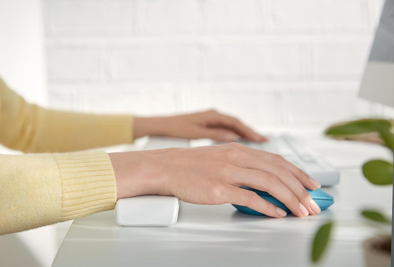 Leitz Adjustable Ergonomic Keyboard Wrist Rest, Desktop Long Foam Cushioned Wrist Support Pad, for Left Or Right Handed Users, Full Size Desktop Wrist Rest, Ergo Cosy Range, Light Grey, 65240085