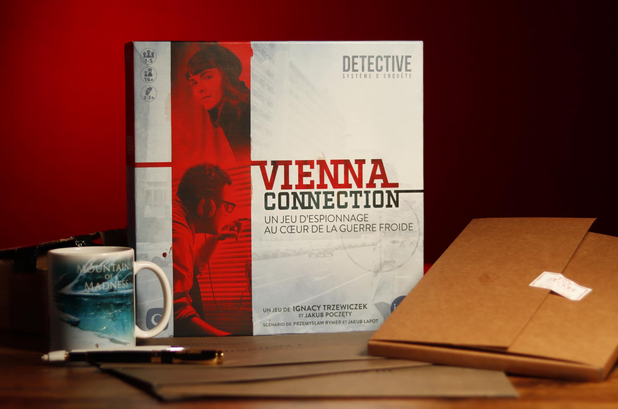 IELLO Detective Vienna Connection – Version Française – Jeu Coopératif d’Espionnage et d’Enquête – Guerre Froide, Missions et Agents Infiltrés | 1 à 5 Joueurs | 120 à 180 Minutes | Dès 16 Ans